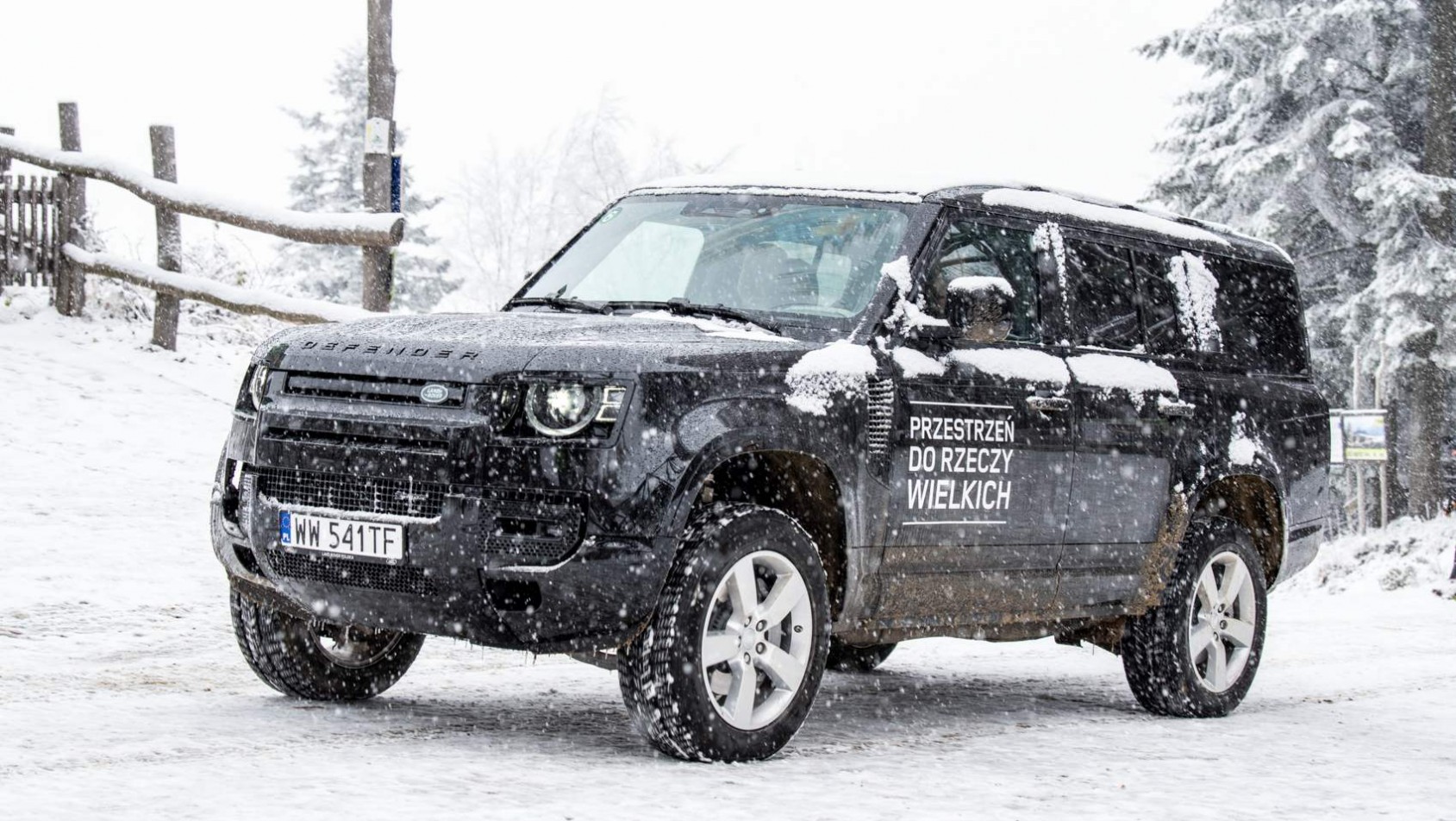 Land Rover Defender 130 idealny na śnieg