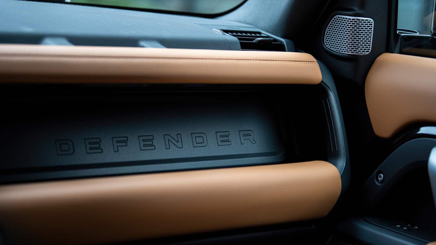 Land Rover Defender 130 - przemyślane schowki