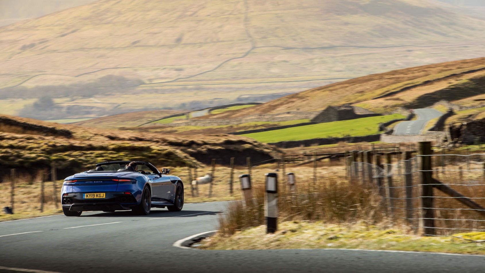 Aston Martin DBS Volante na tle krajobrazu