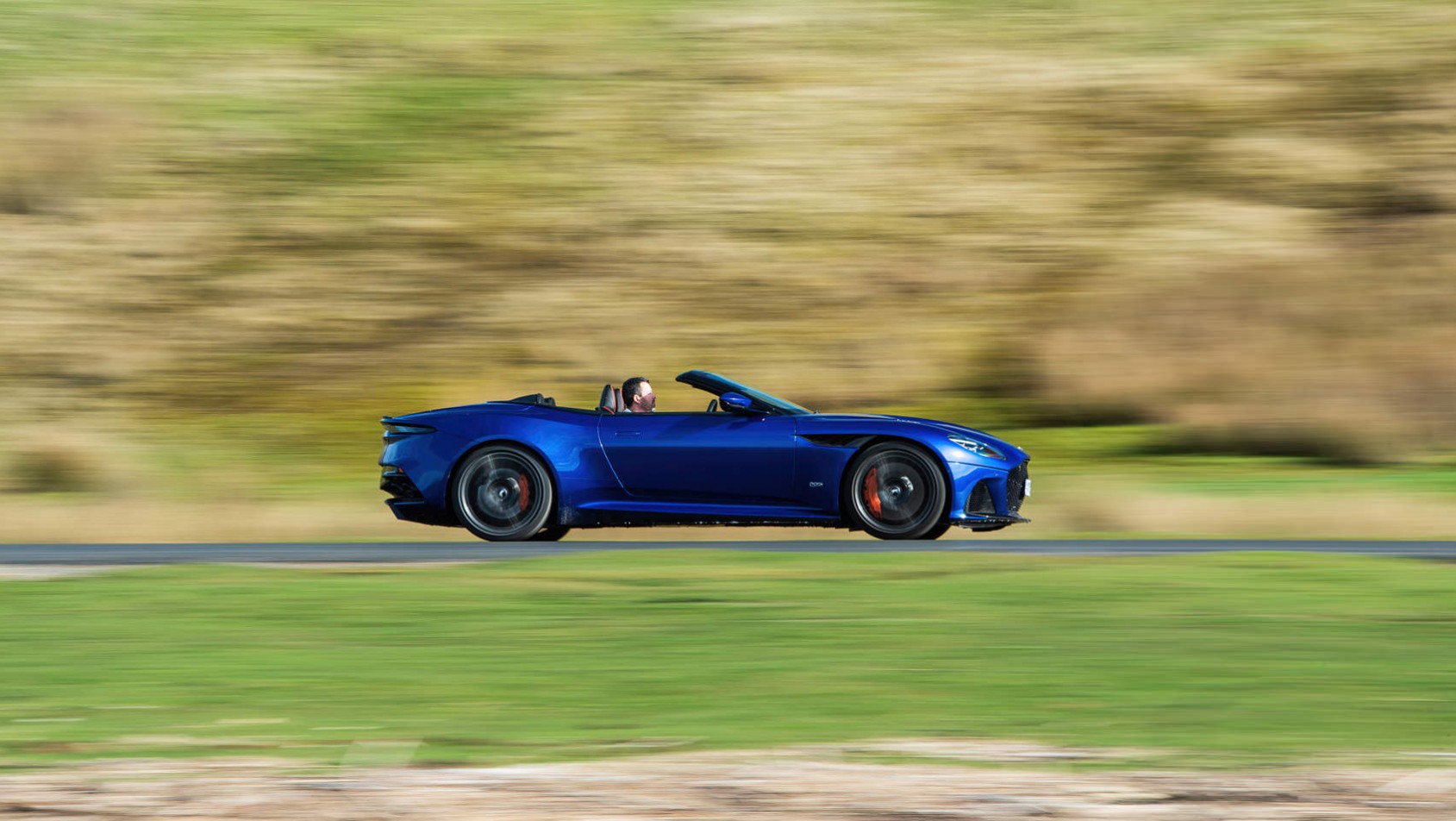 Aston Martin DBS Volante podczas dynamicznej jazdy