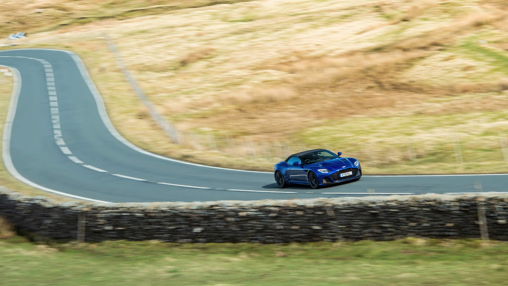 Aston Martin DBS Volante na postej drodze