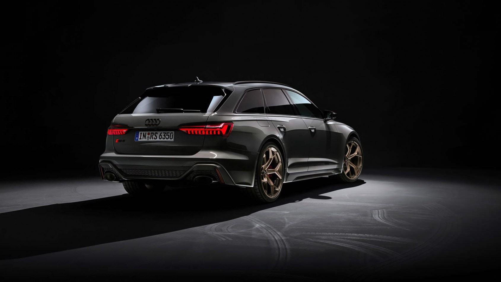 Audi RS6 performance - widok z boku od tyłu