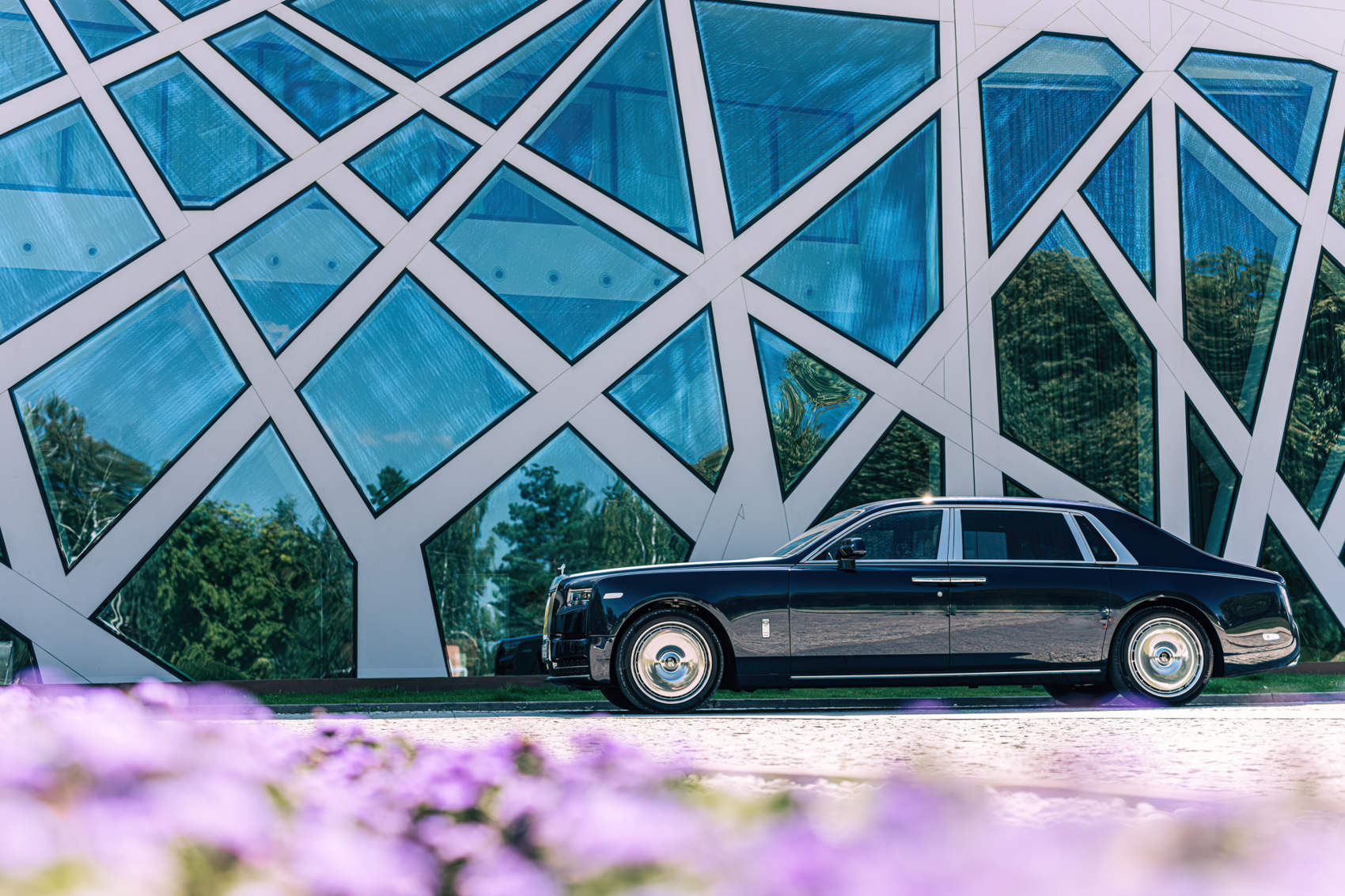 Rolls-Royce Phantom EWB na tle Hotelu Narvil