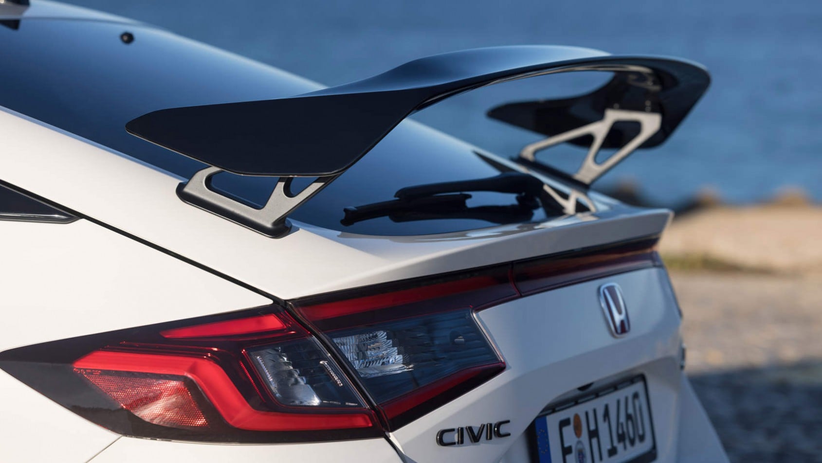 Honda Civic Type R FL5 - masywny spojler