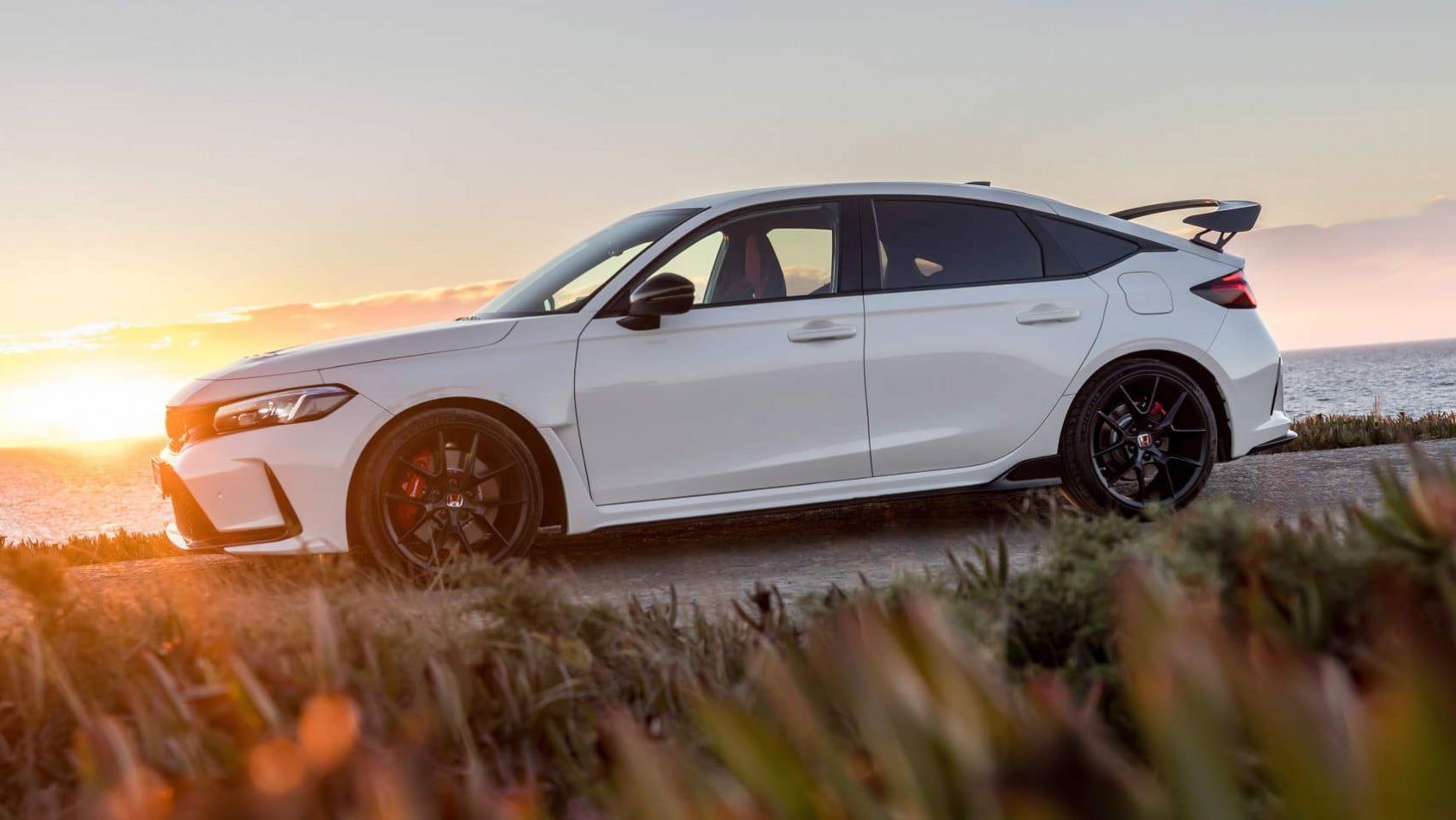 Honda Civic Type R FL5 na tle zachodzącego słońca