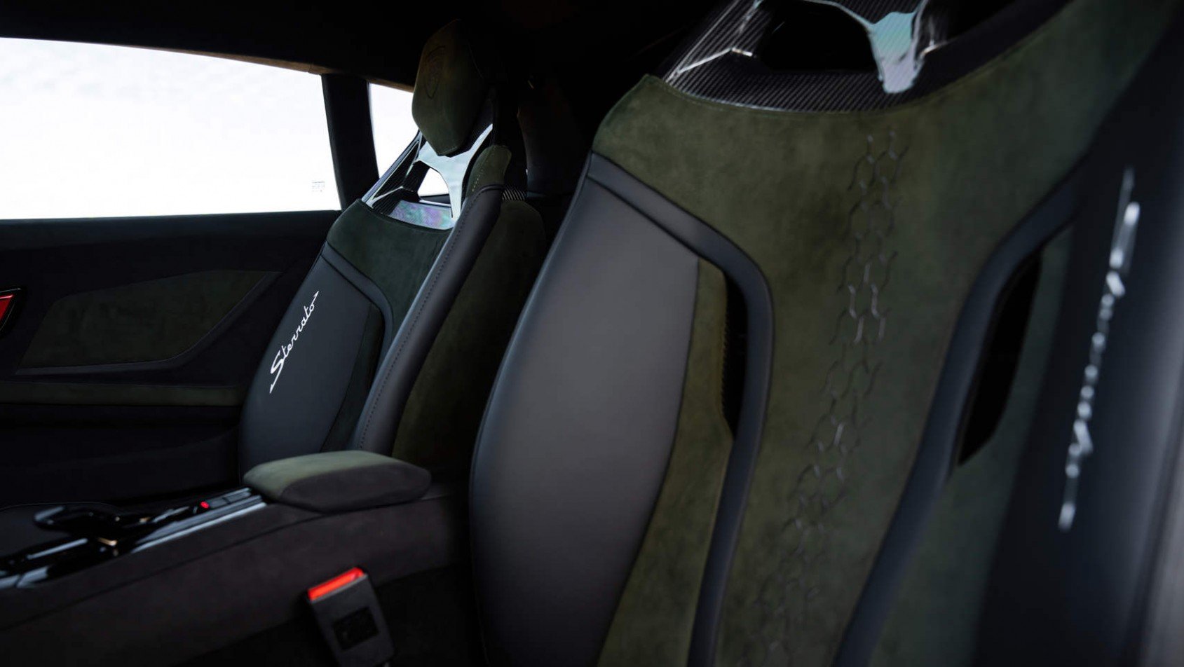 Lamborghini Huracan Sterrato - sporo alkantary