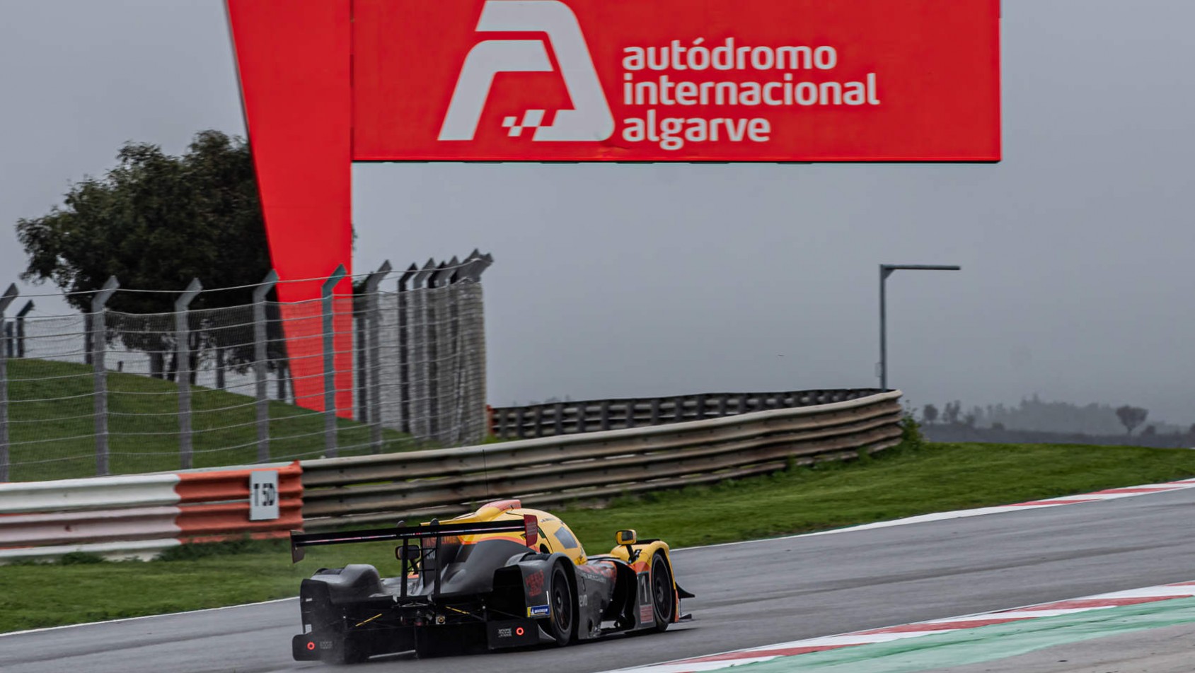 Autódromo Internacional do Algarve w deszczu