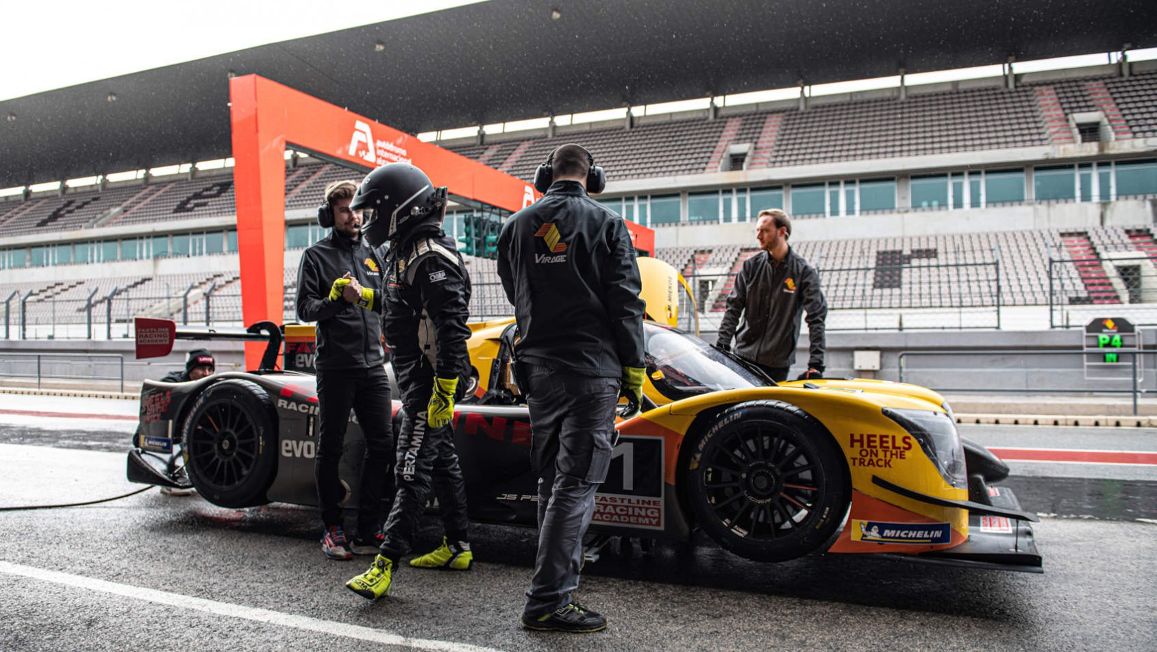 Ligier JSP320 w pitlane