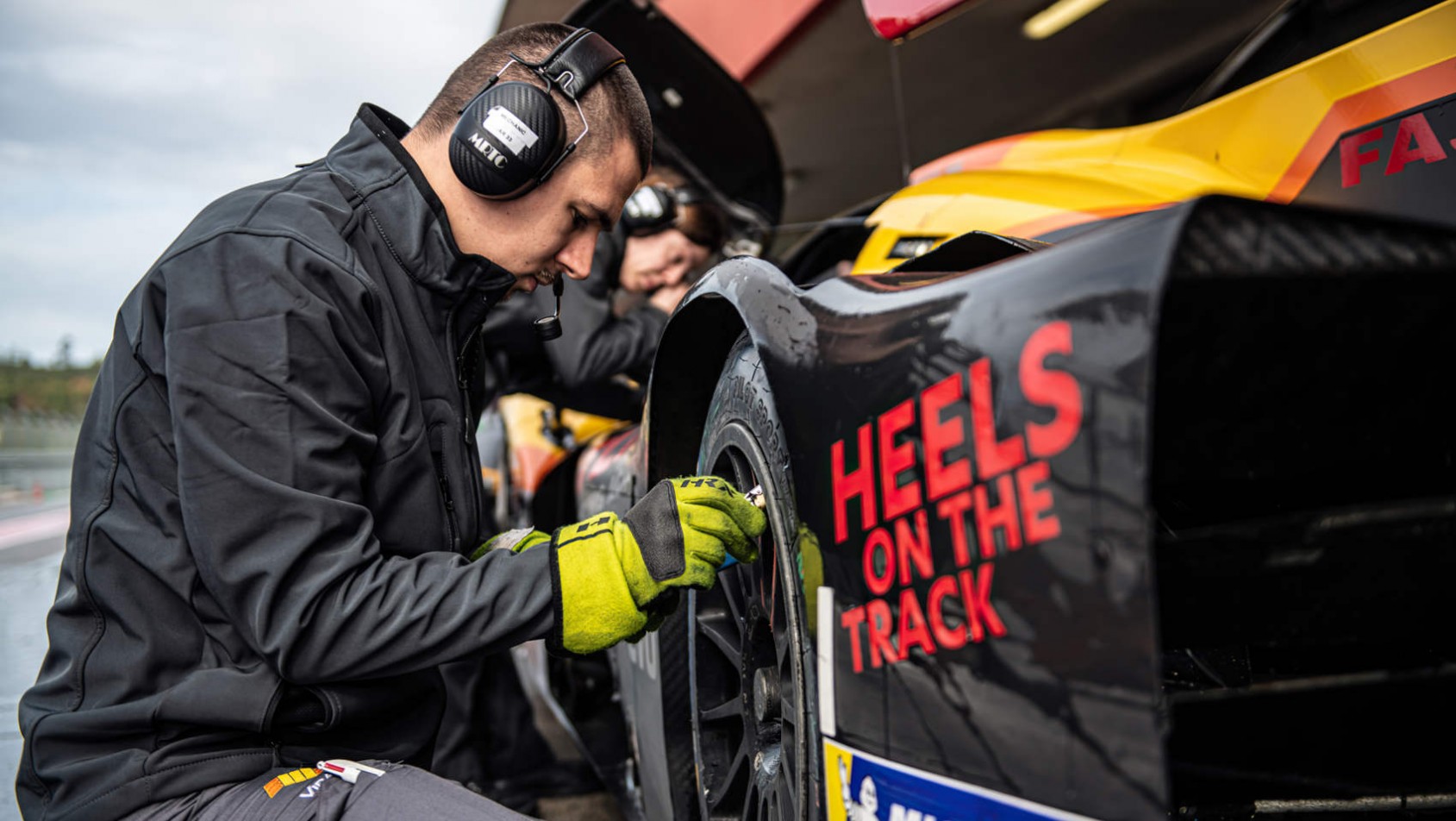 Sprawdzenie ciśnienia opon