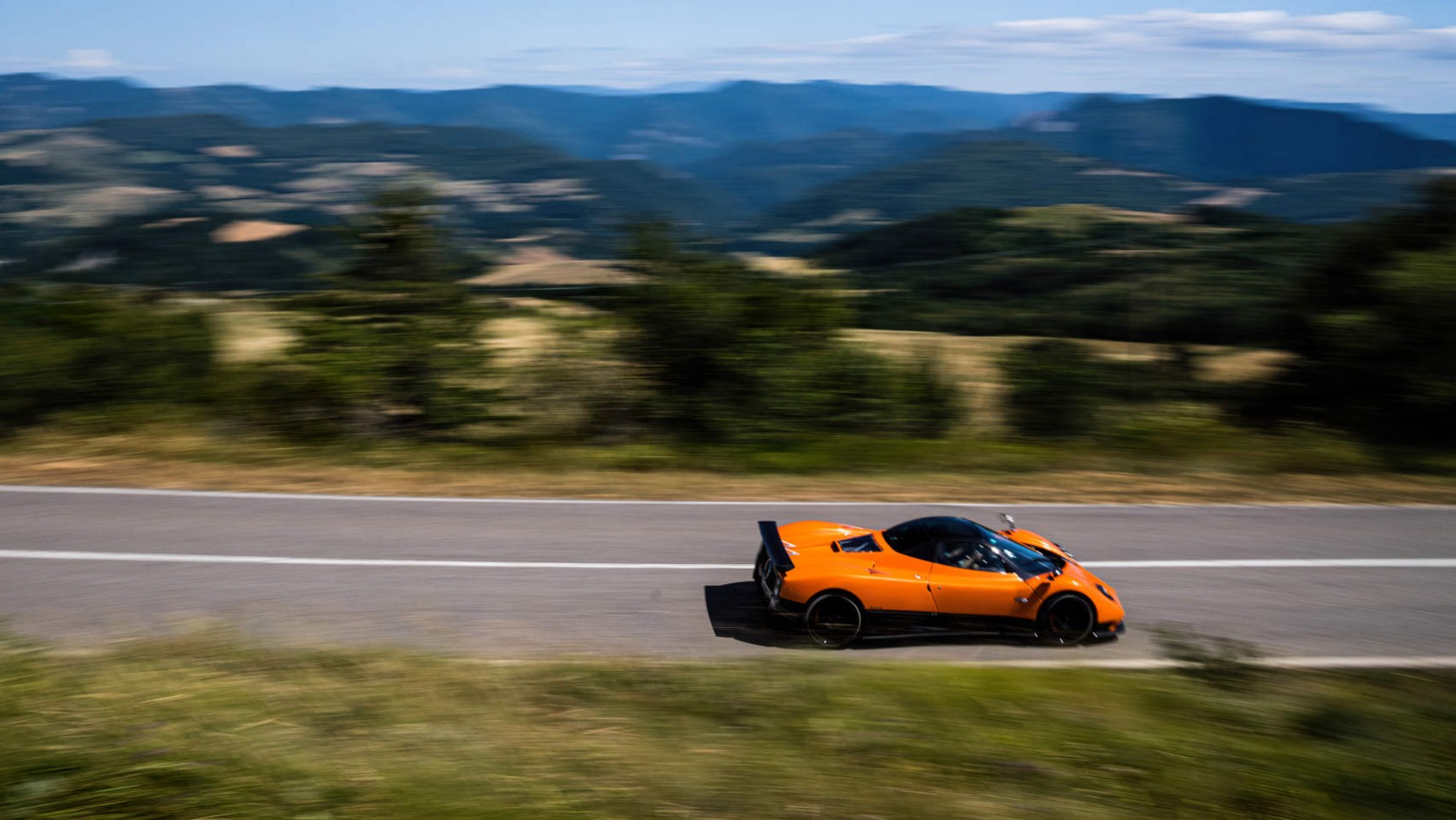 Pagani Zonda F - na tle włoskich krajobrazów