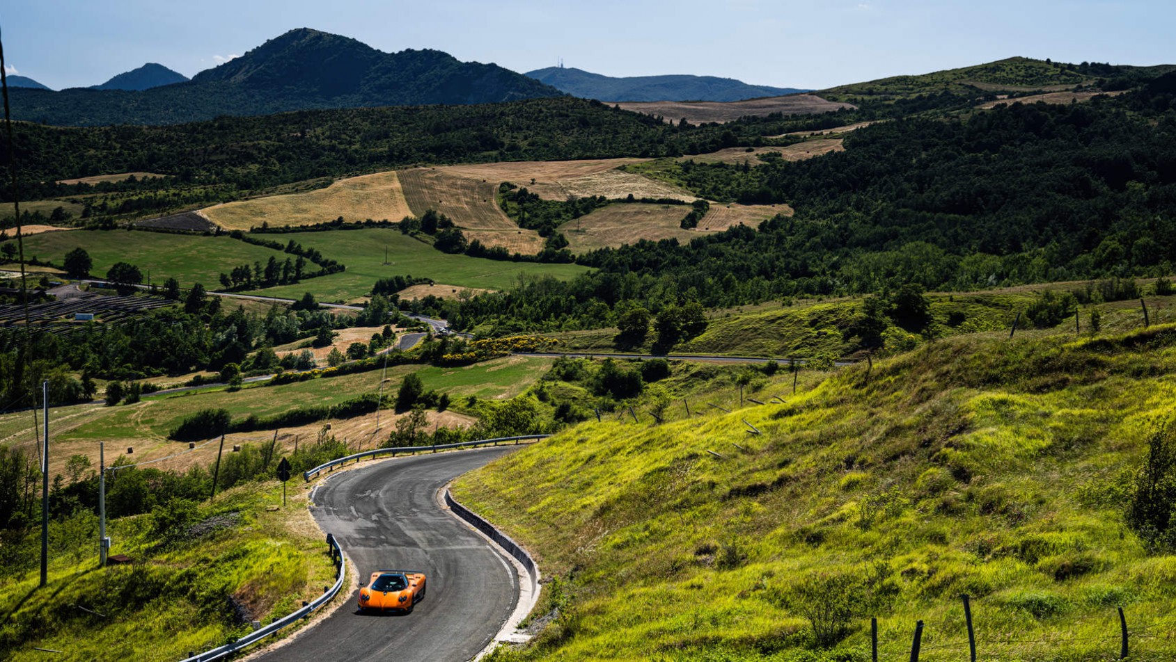 Pagani Zonda F - na tle gór