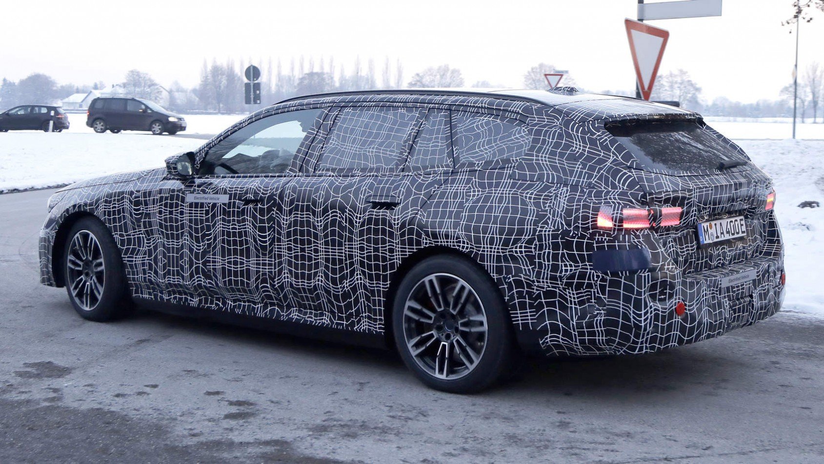 BMW i5 Touring - widok z tyłu