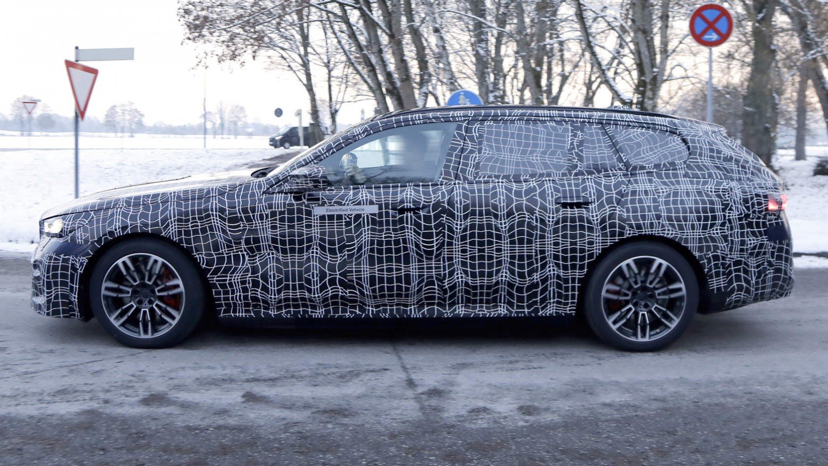 BMW i5 Touring - widok z boku