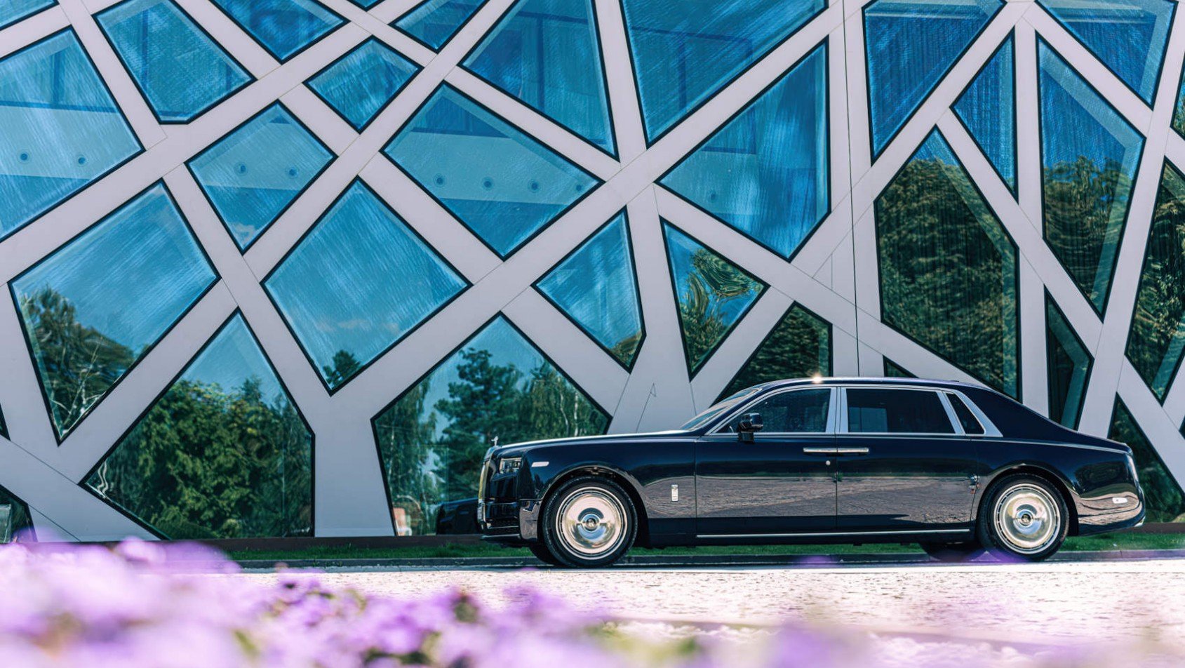 Rolls-Royce Phantom EWB na tle Hotelu Narvil