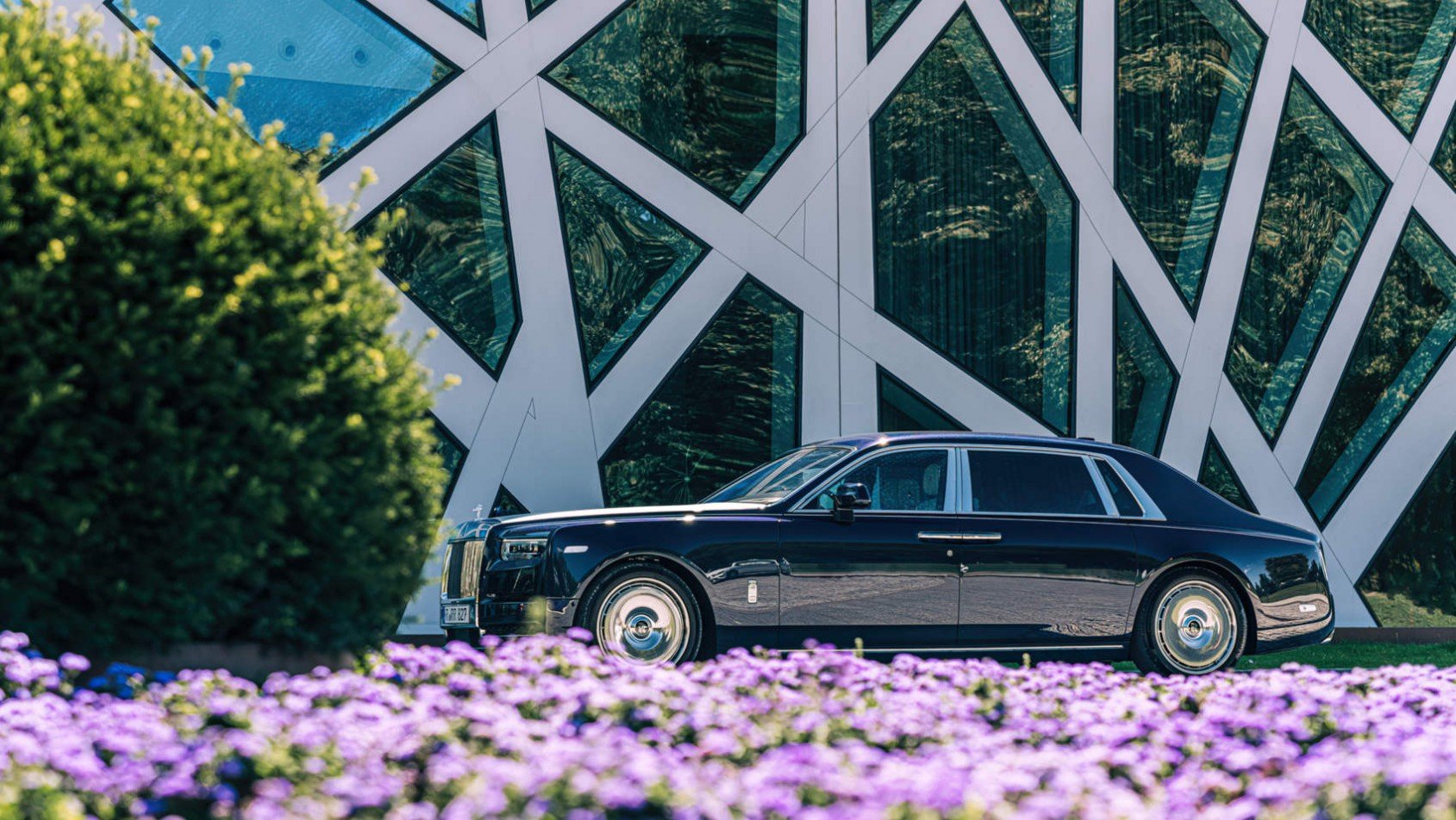 Rolls-Royce Phantom EWB - na tle architektury Hotelu Narvil