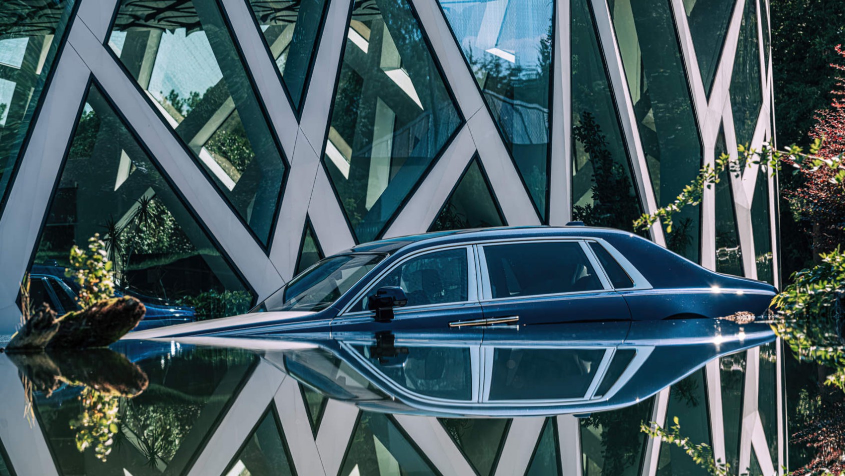 Rolls-Royce Phantom EWB - widok zboku