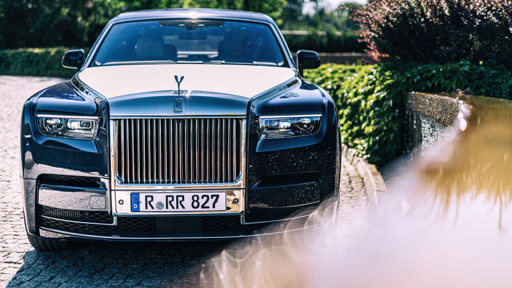 Rolls-Royce Phantom EWB - zbliżenie na okazały front