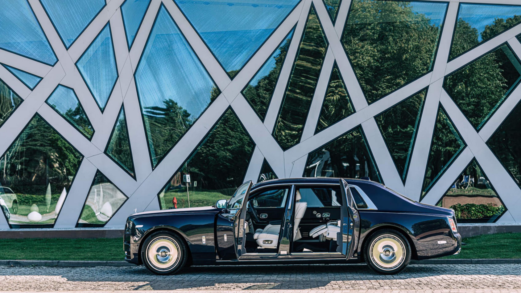 Rolls-Royce Phantom EWB - otwarte drzwi