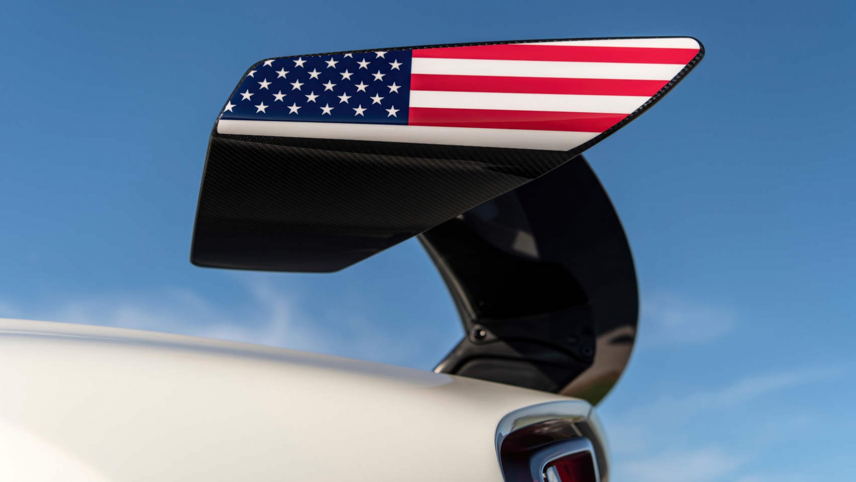 Hennessey Venom F5 Revolution - skrzydło z flagą amerykańską