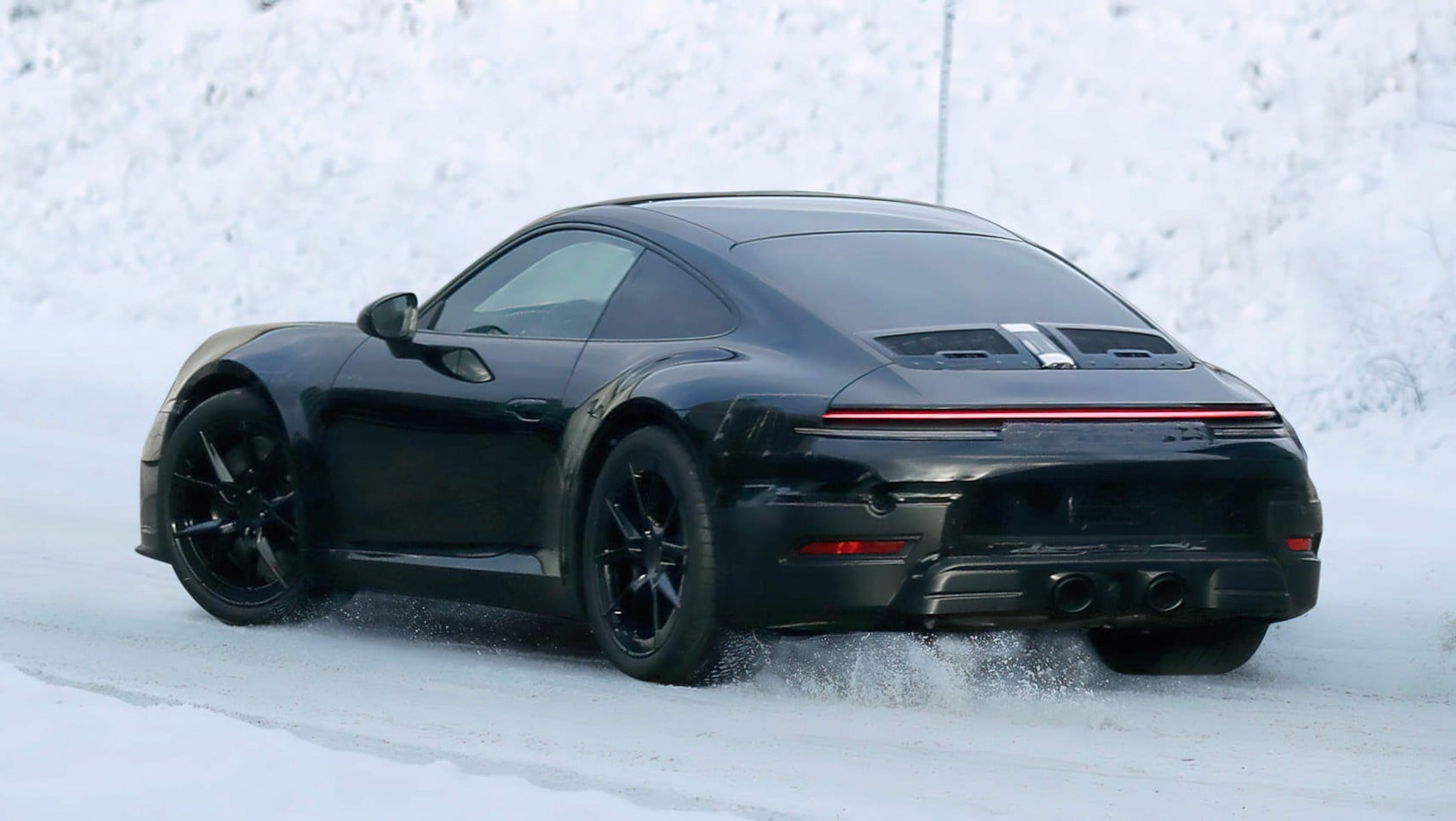 Nowe Porsche 992.2 podczas testów zimowych