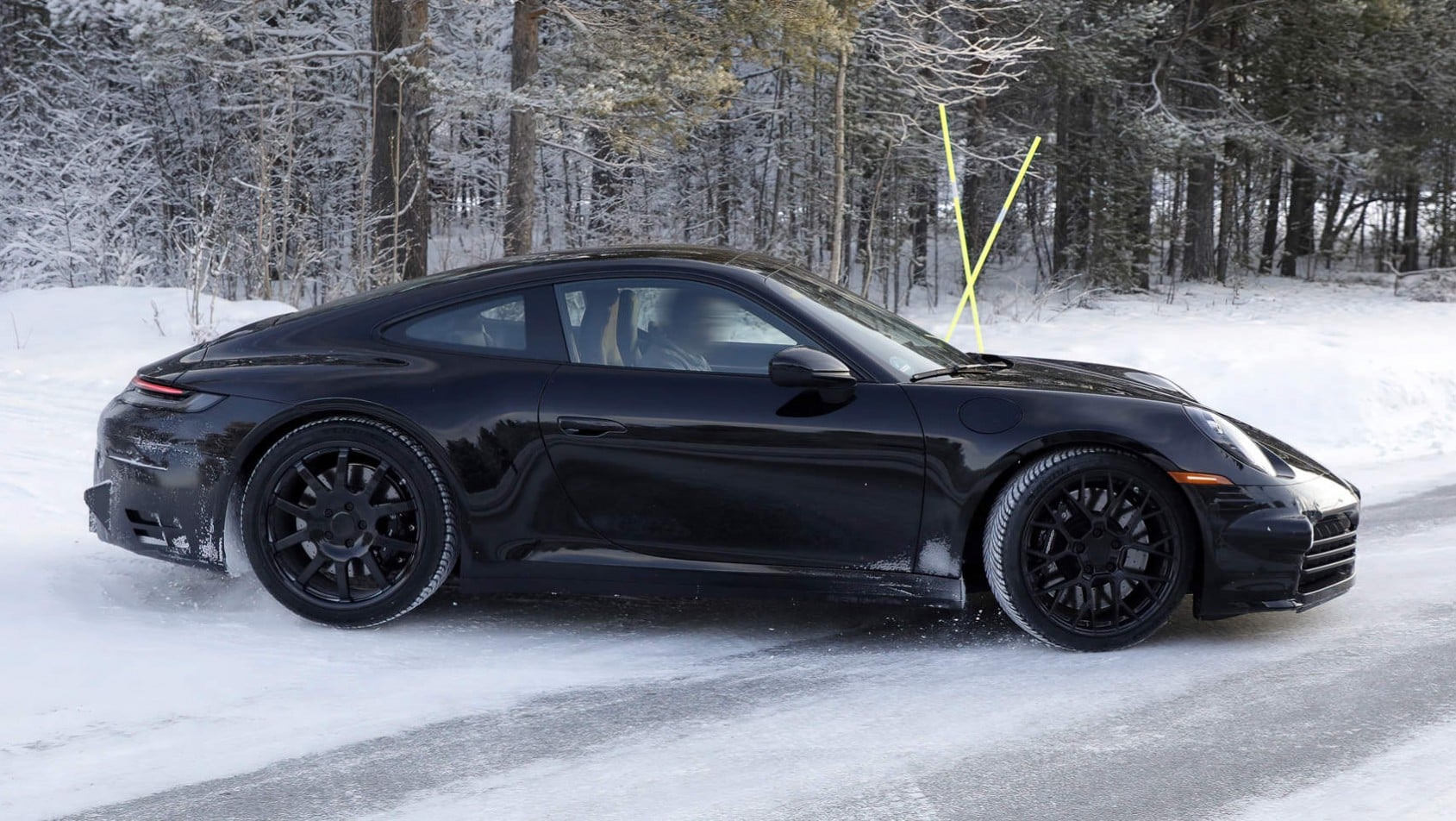 Porsche 992.2 Coupe - bok