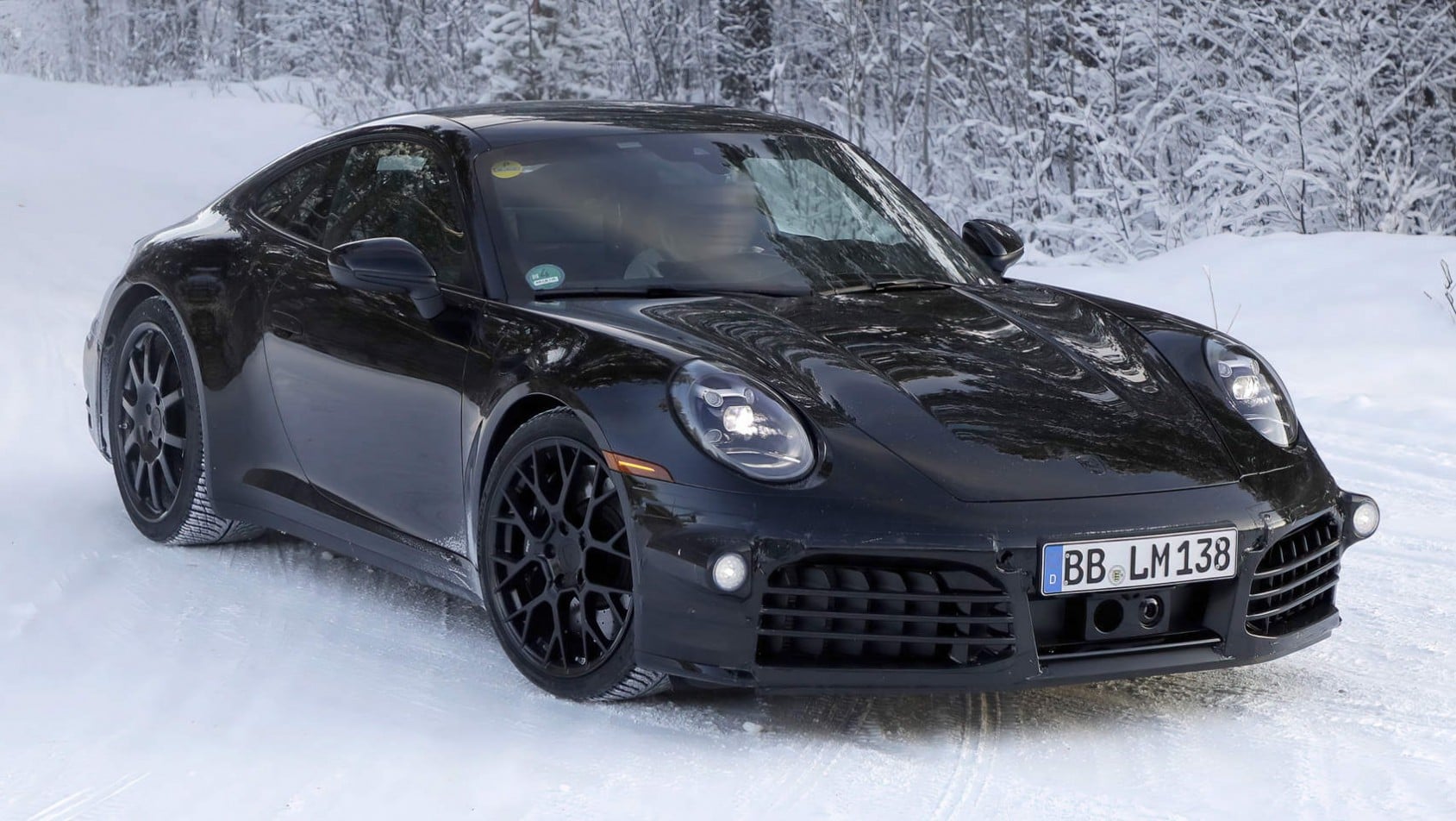 Porsche 992.2 Coupe - zbliżenie na przód auta