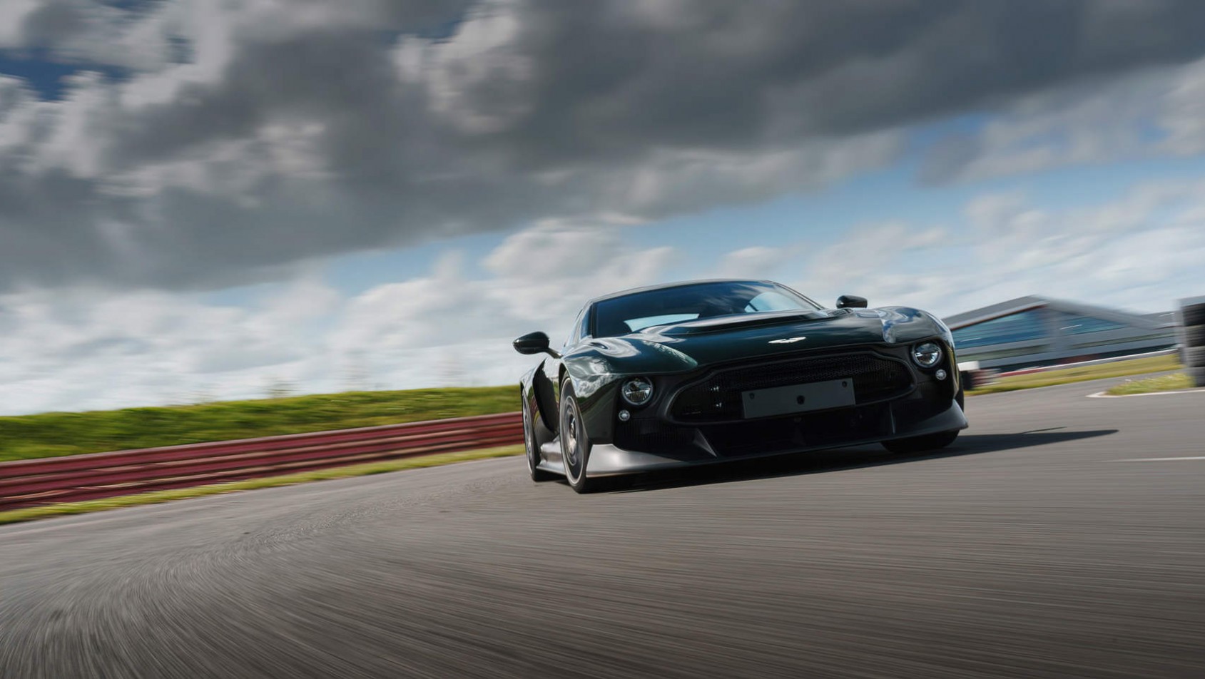 Aston Martin Victor - przód