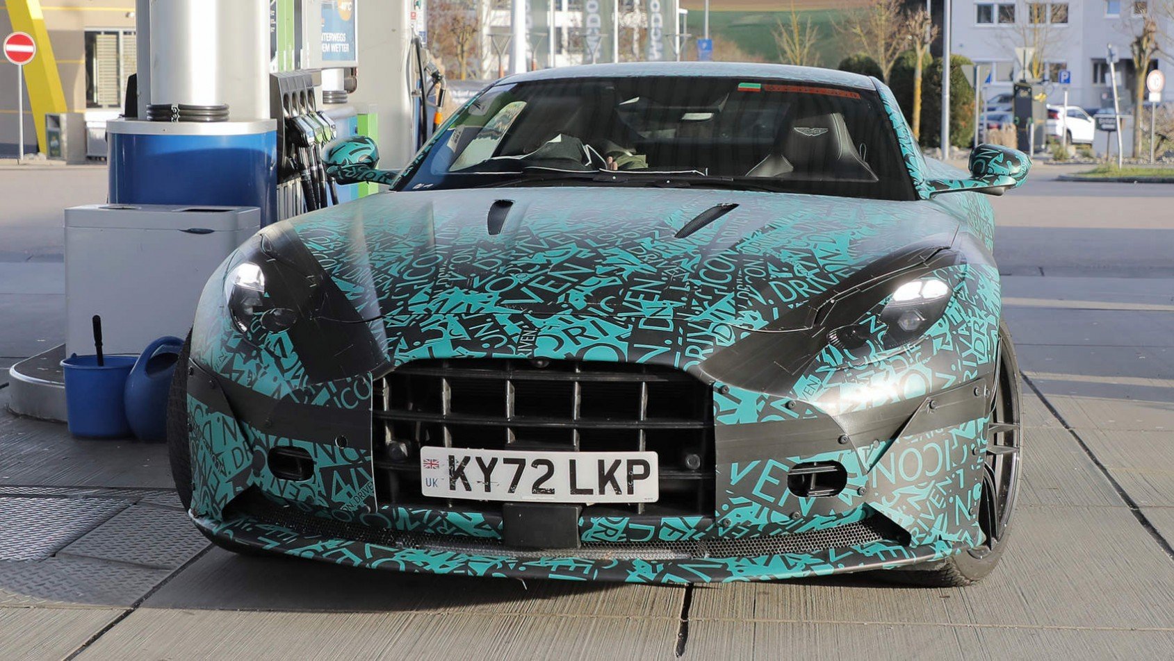 Aston Martin DB12 Aston Martin DB12 przód centralnie