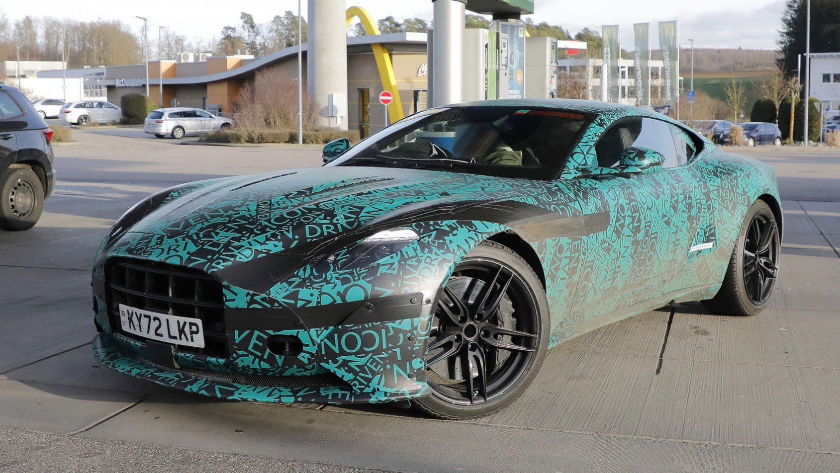 Aston Martin DB12 Aston Martin DB12 lewy przód