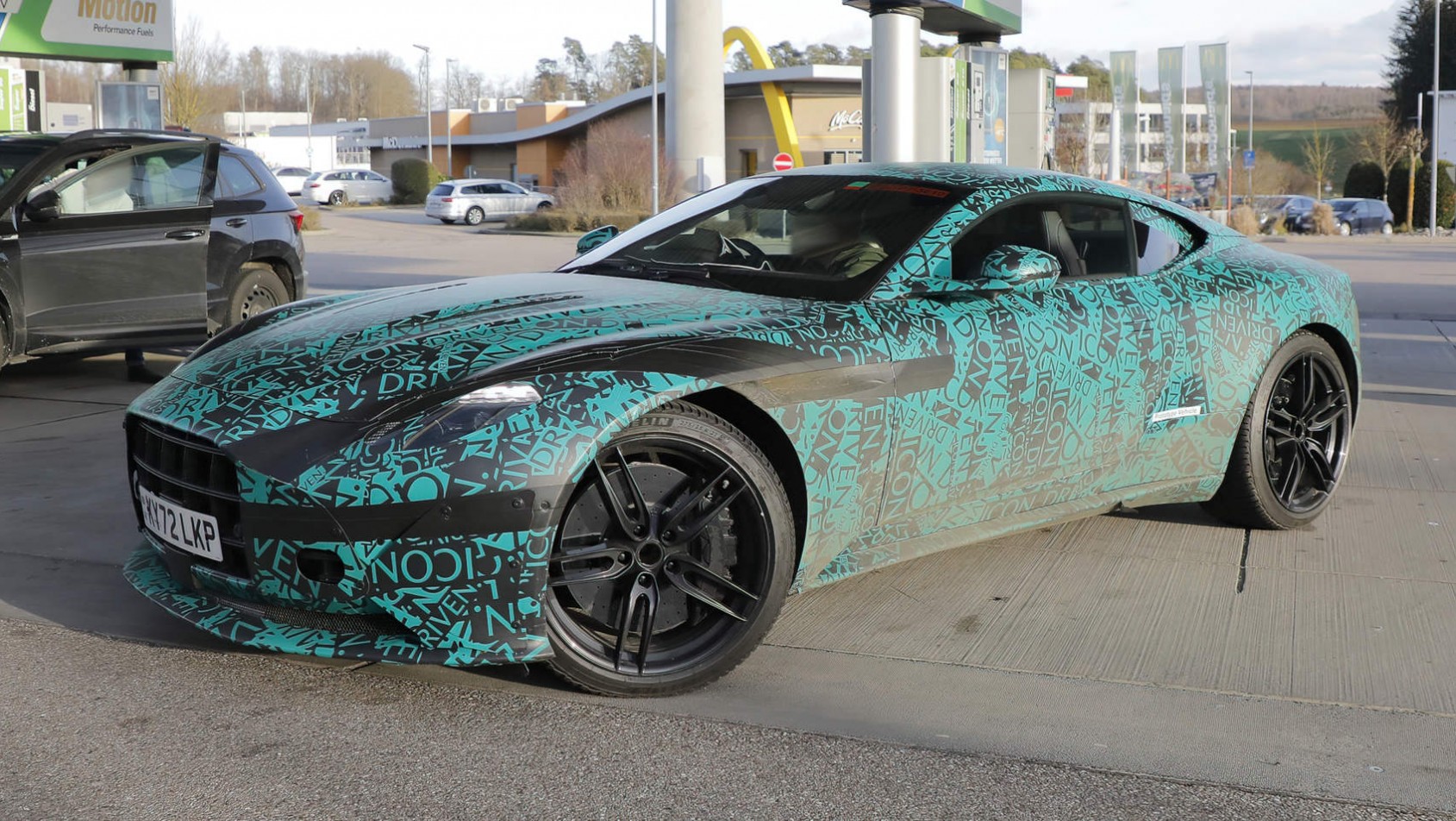 Aston Martin DB12 Aston Martin DB12 zamaskowany