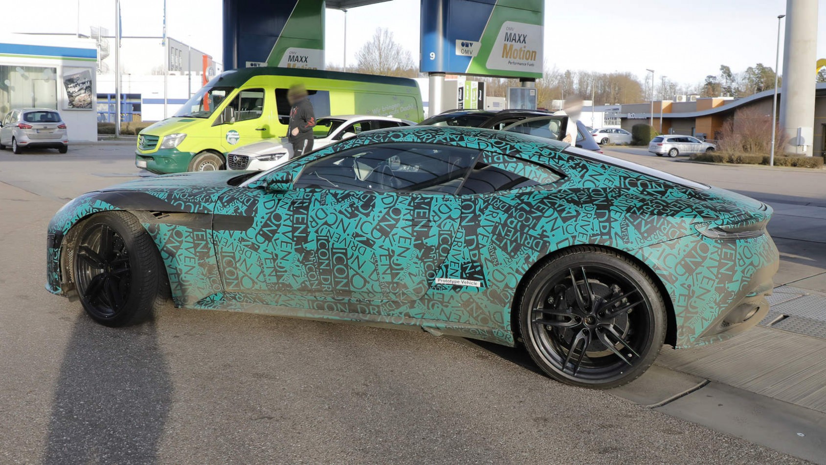 Aston Martin DB12 Aston Martin DB12 profil boczny