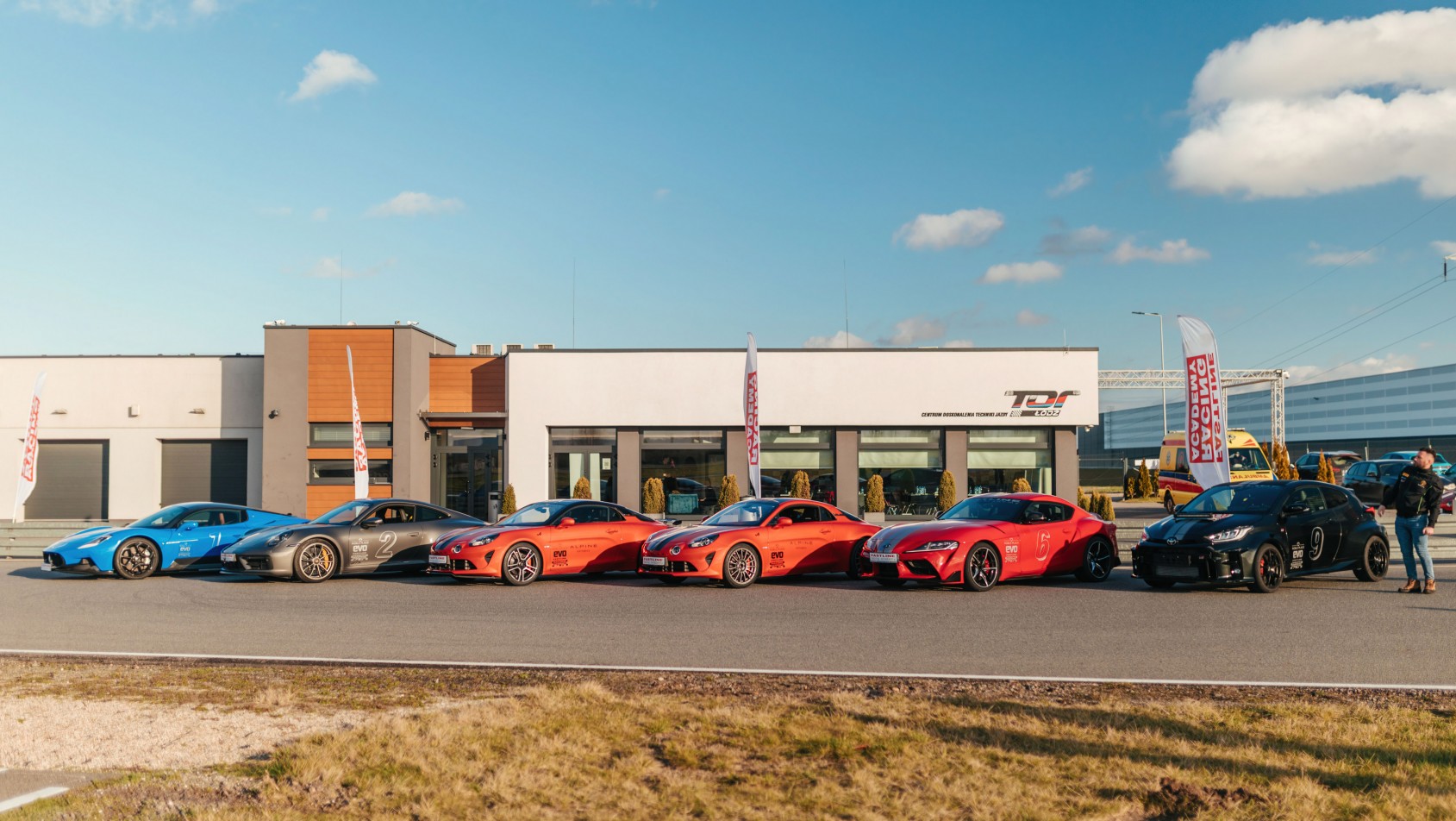 Fastline Racing Academy - Heels on the Track Heels on the Track samochody