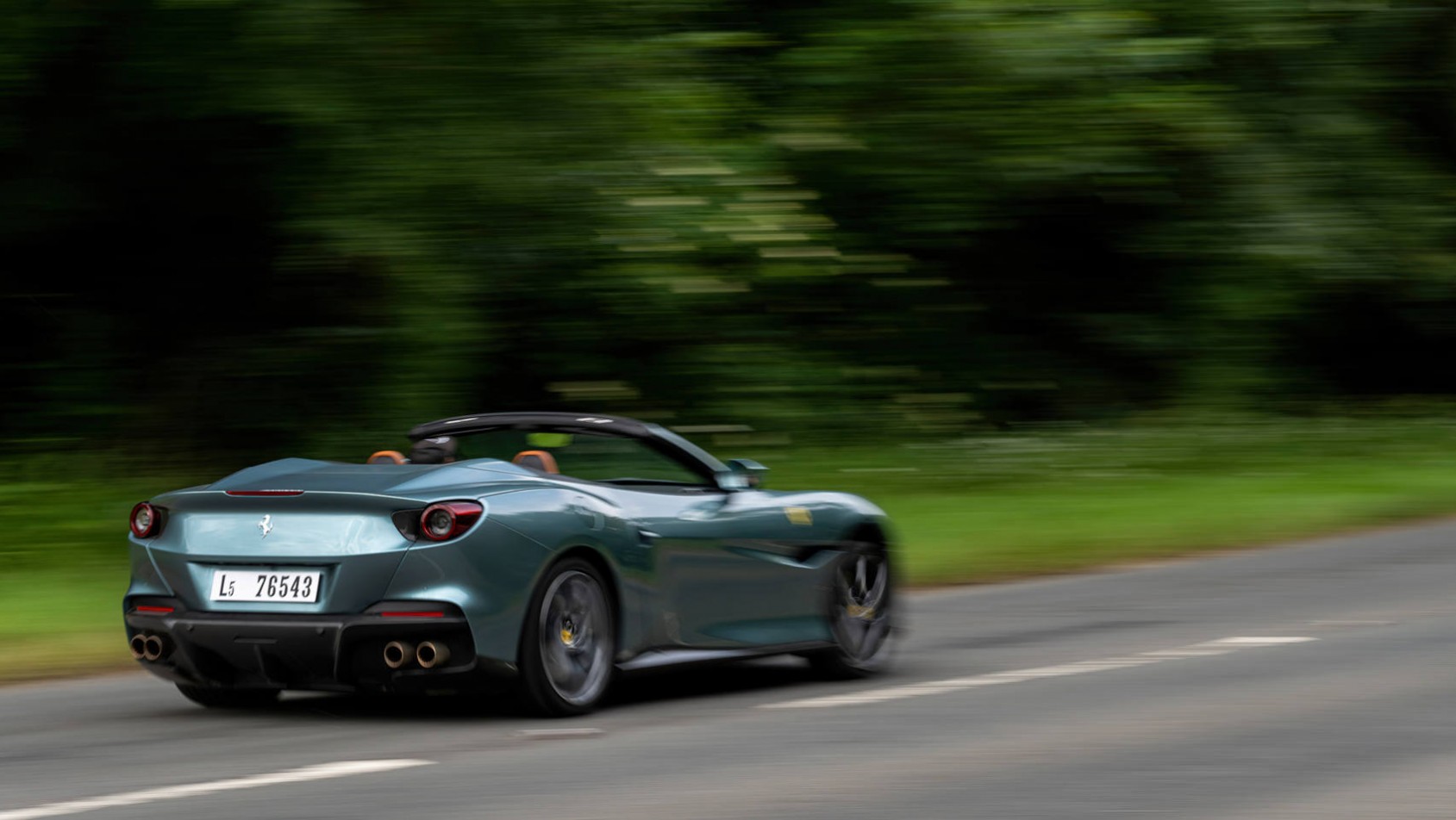 Ferrari Portofino M prawy tył dynamiczny