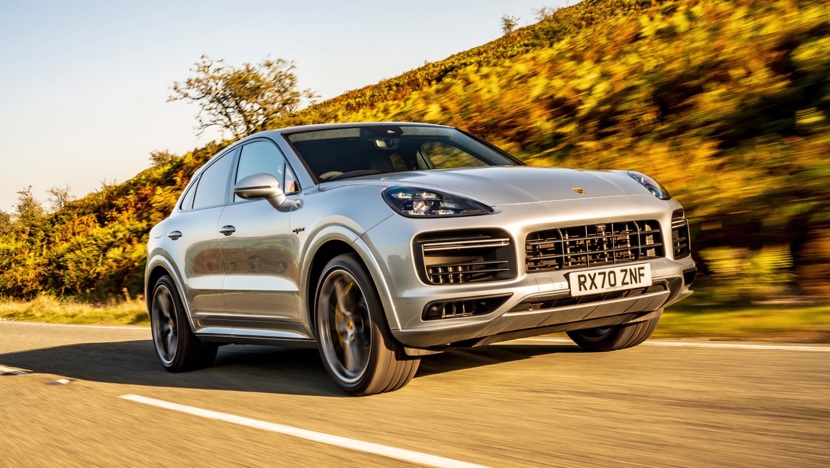 Porsche Cayenne Turbo S E-Hybrid Coupe prawy przód z dołu