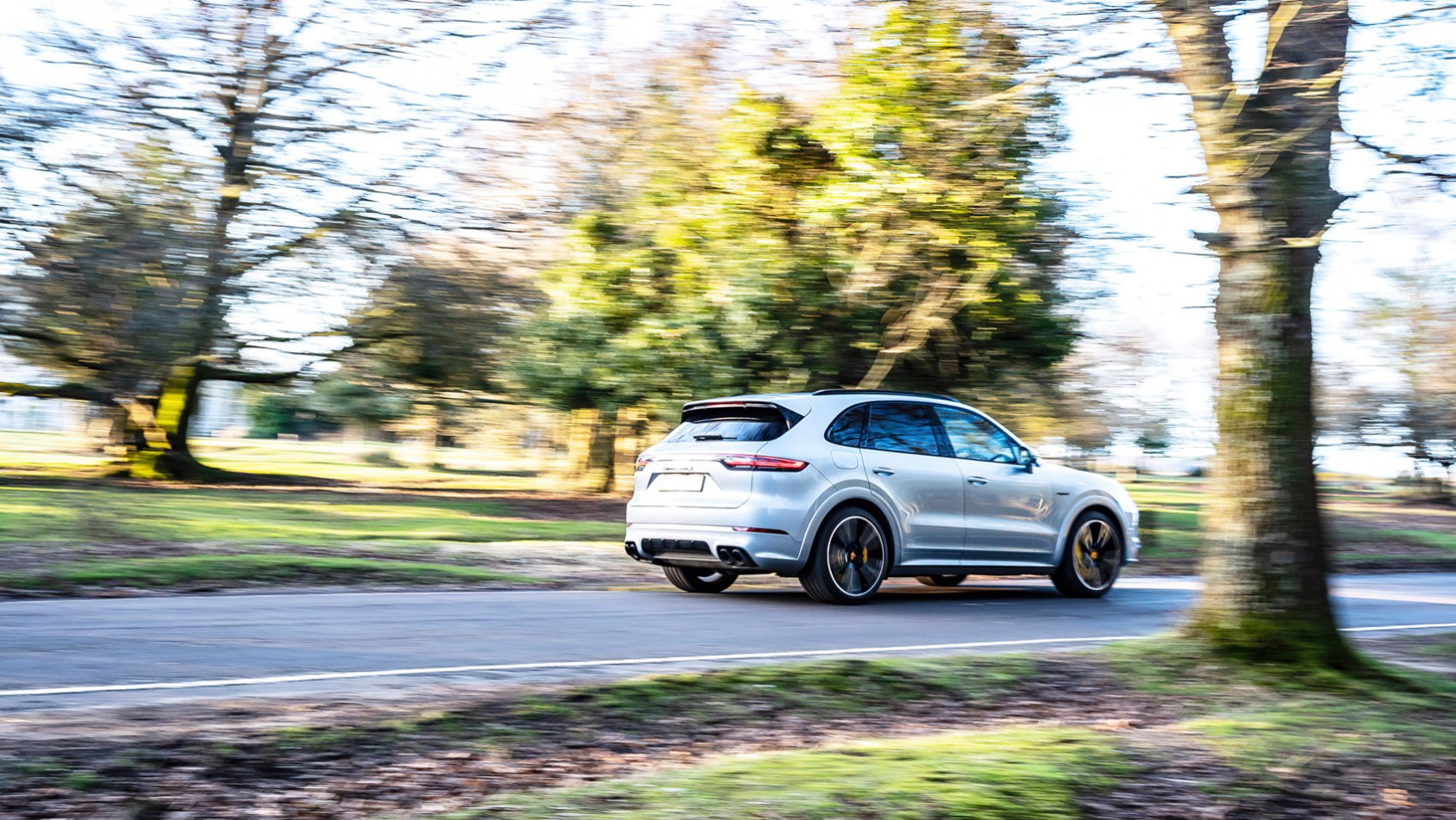 Porsche Cayenne Turbo S E-Hybrid tył prawy oddalenie