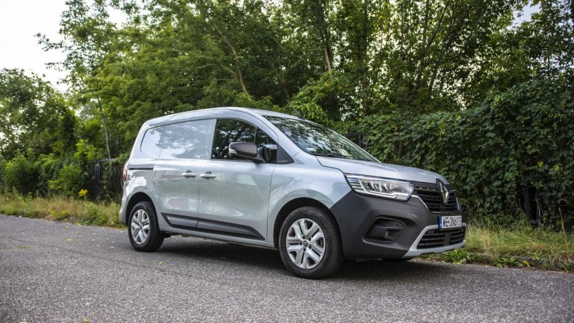 Renault Kangoo Renault Kangoo na tle drzew