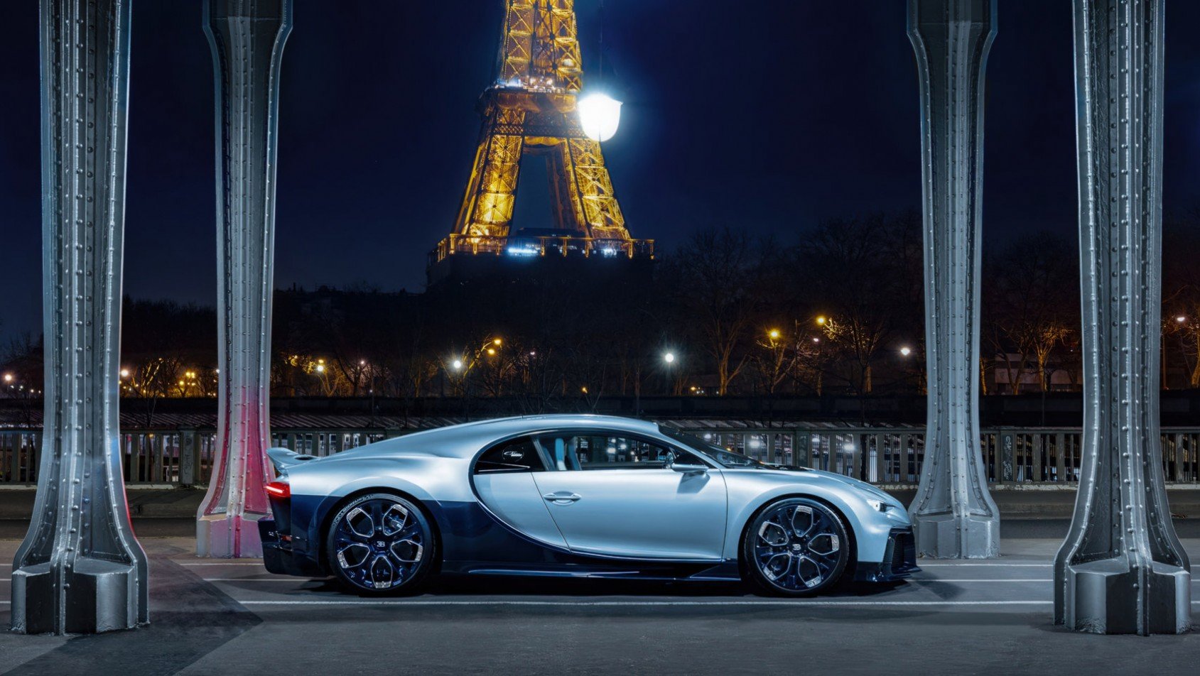 Bugatti Chiron Profilée pod wieżą Eiffela