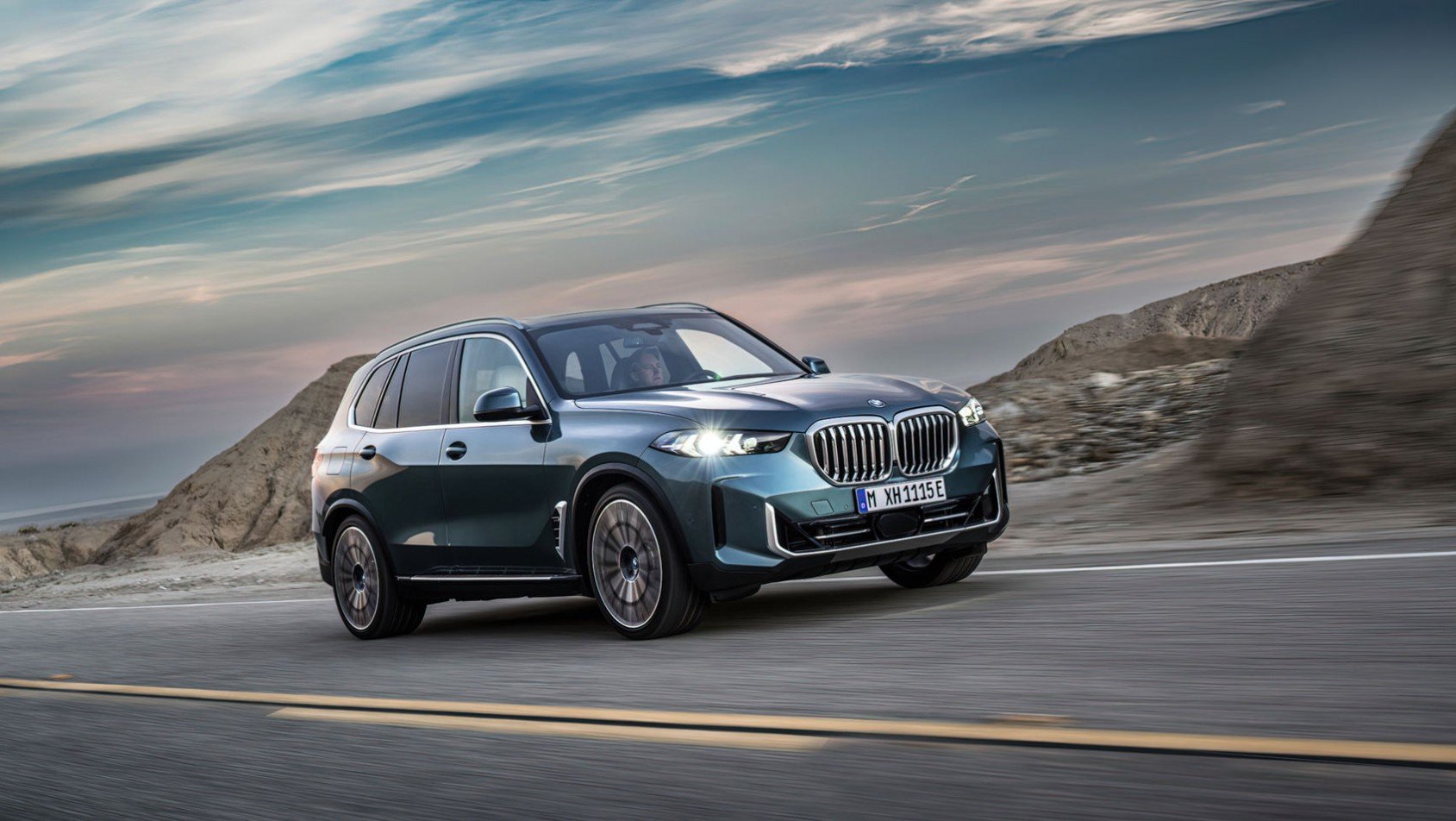 2023 BMW X5 prawy przód dynamiczne