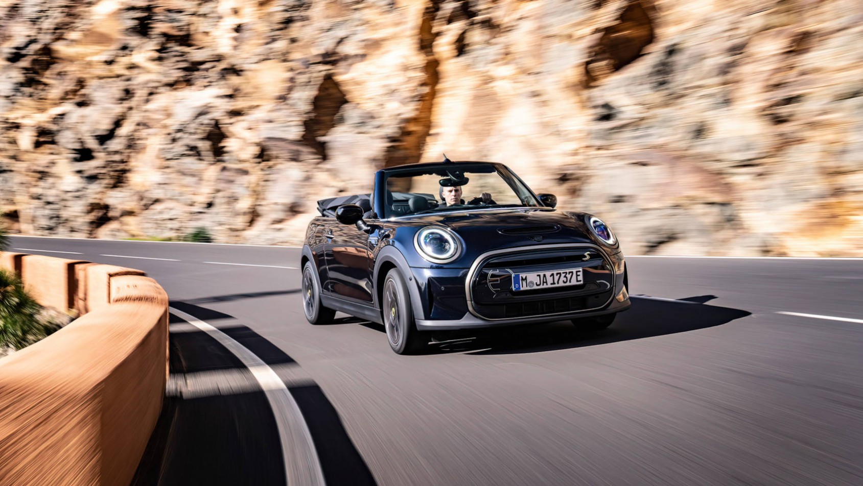 Mini Cooper SE Convertible ujęcie dynamiczne