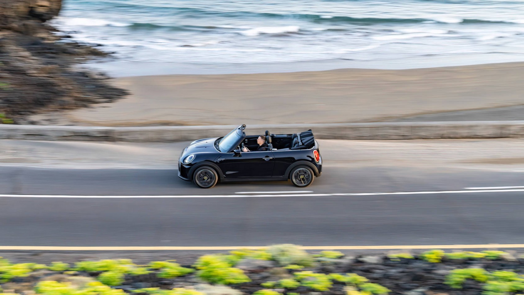 Mini Cooper SE Convertible profil lewy