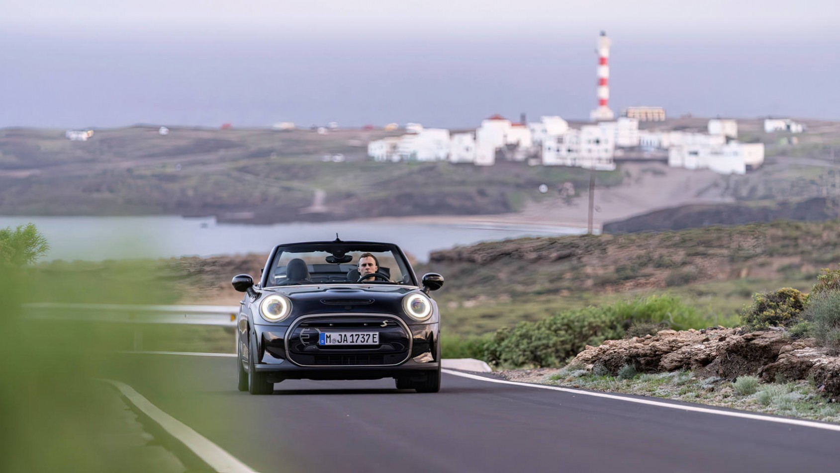 Mini Cooper SE Convertible przód oddalenie