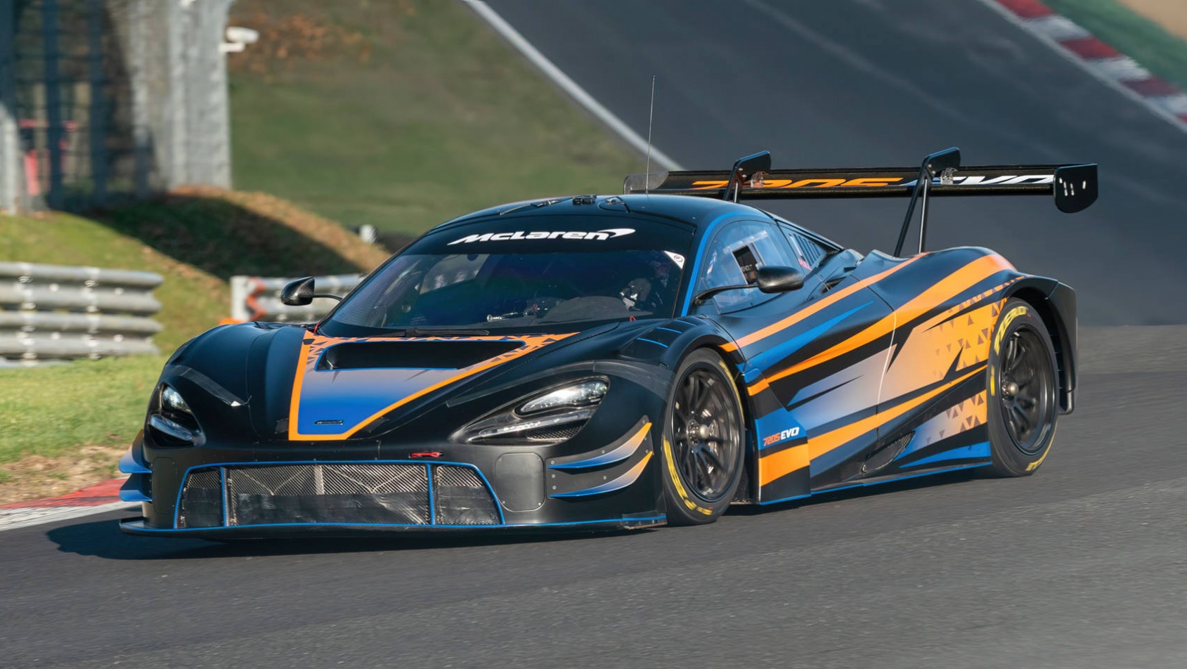 McLaren 720S GT3 Evo widok z przodu