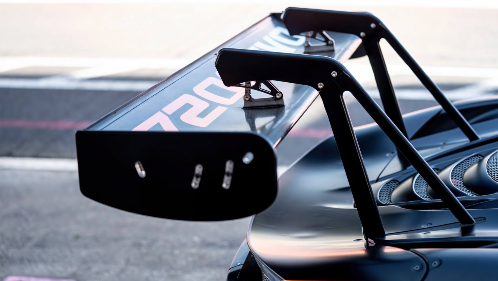 McLaren 720S GT3 Evo skrzydło