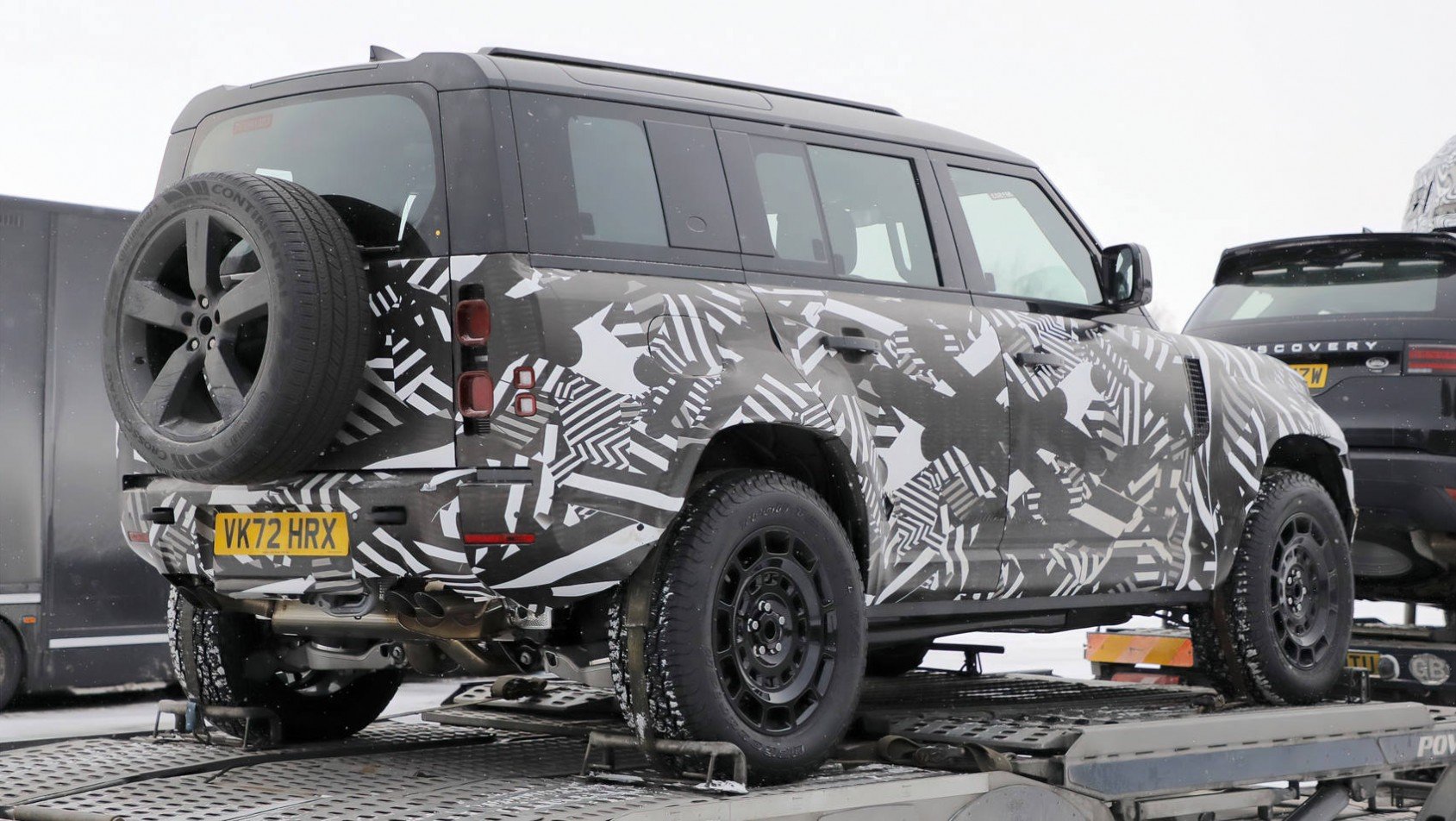 Land Rover Defender SVR lewy tył