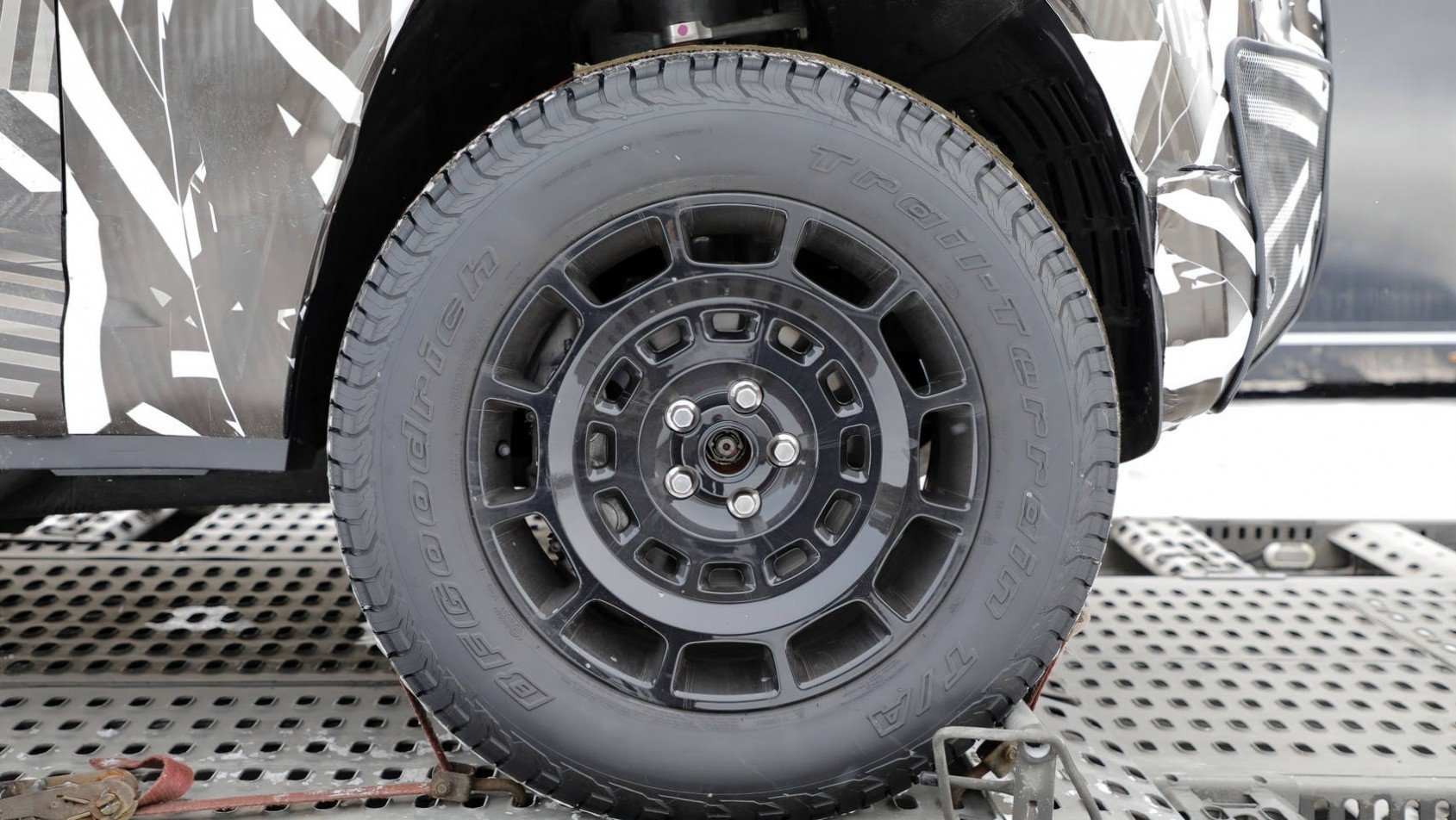 Land Rover Defender SVR koła