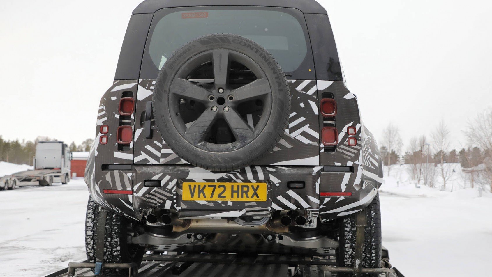 Land Rover Defender SVR tył