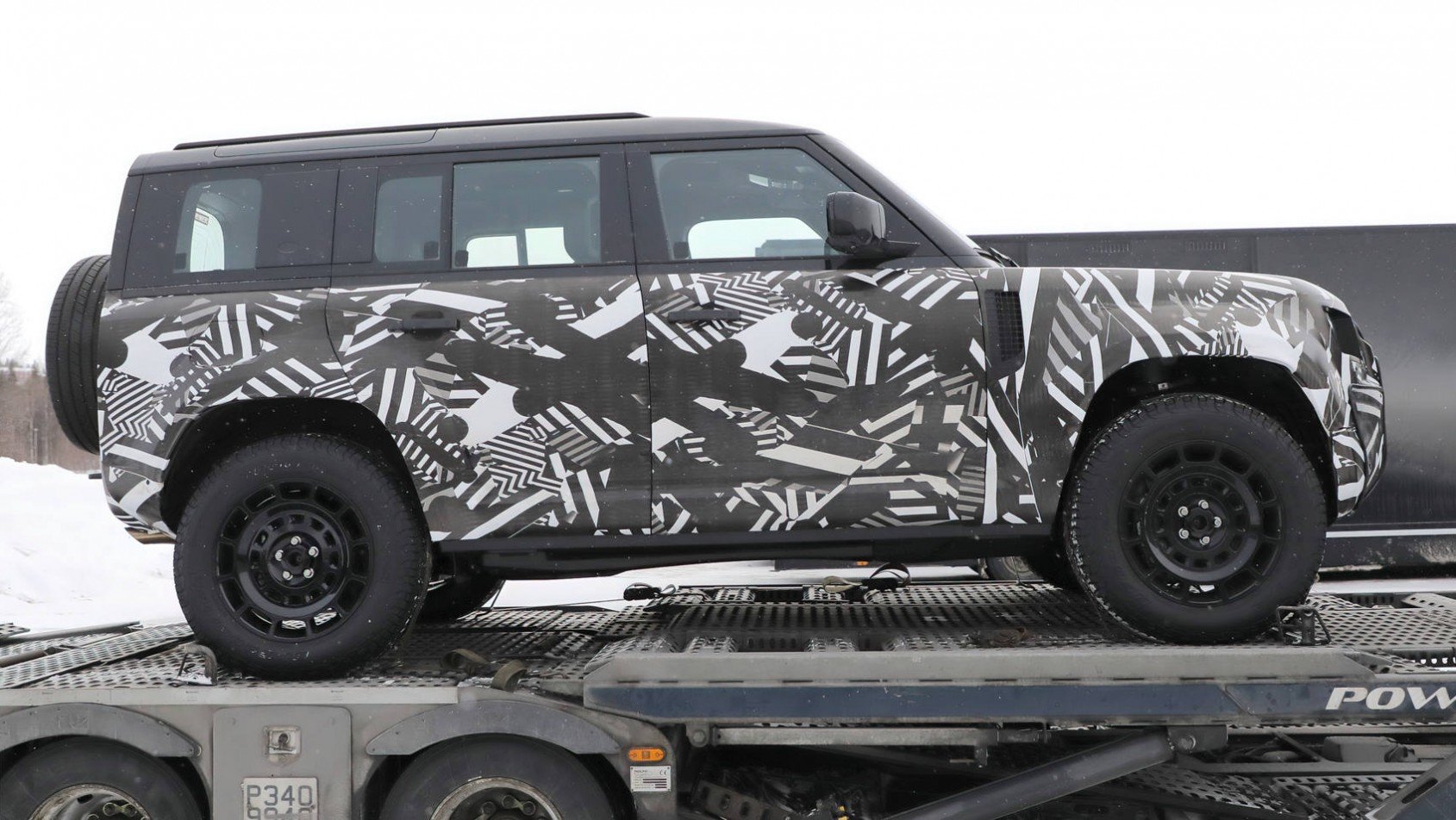Land Rover Defender SVR profil