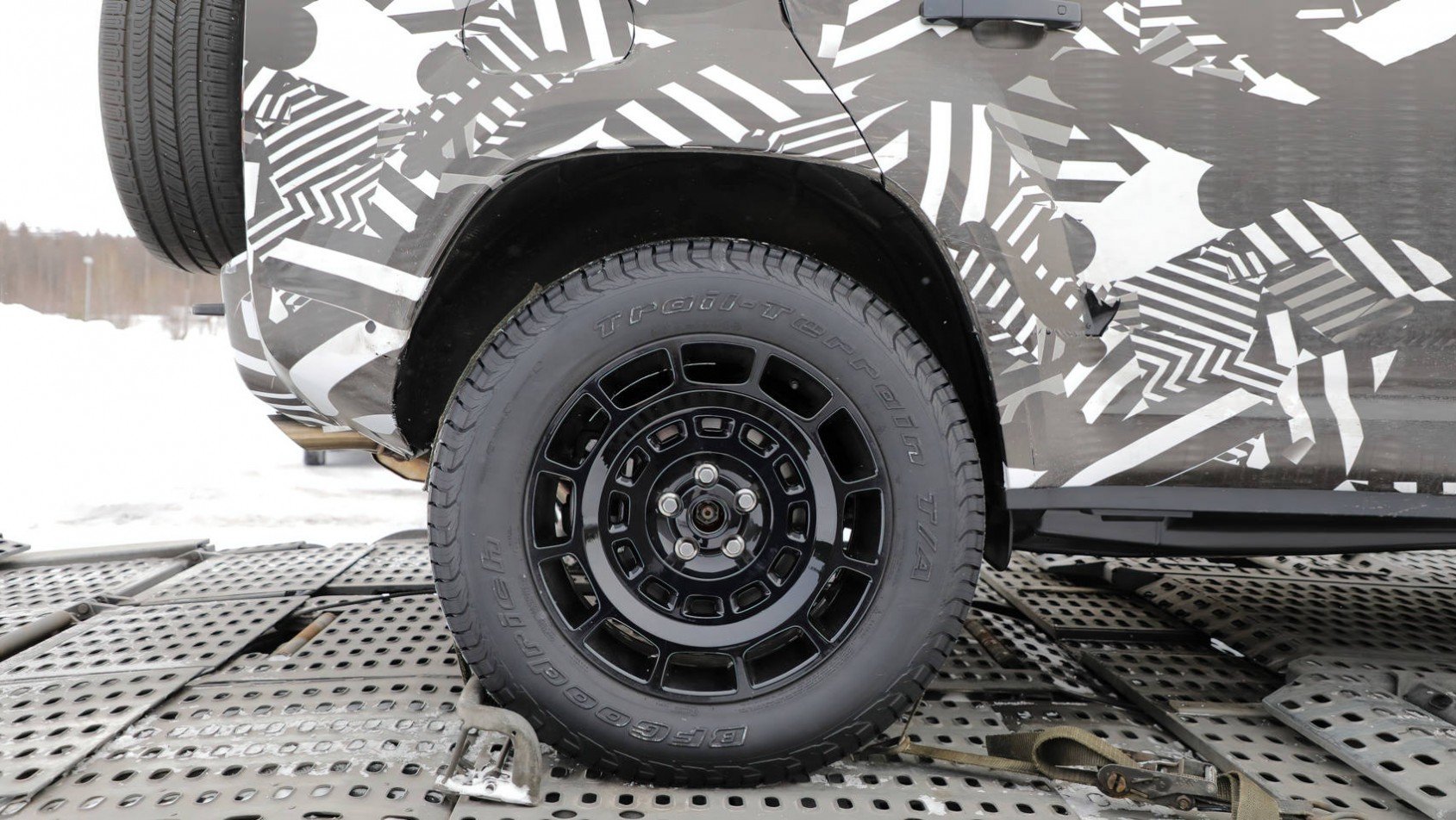 Land Rover Defender SVR błotnik