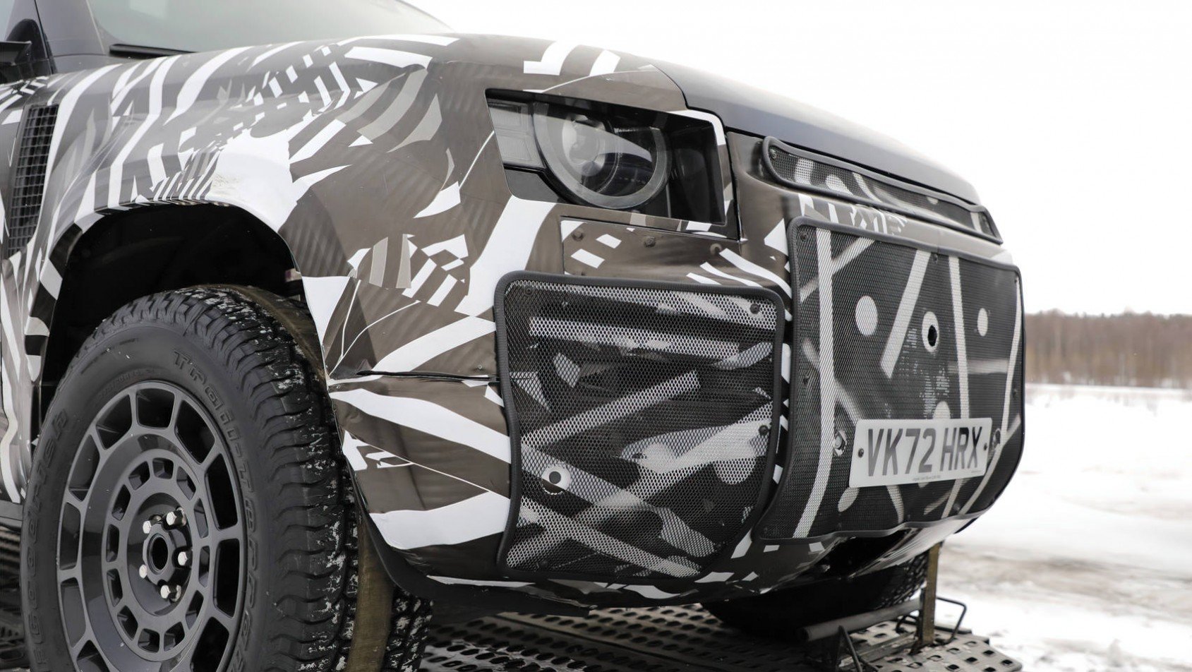 Land Rover Defender SVR przód