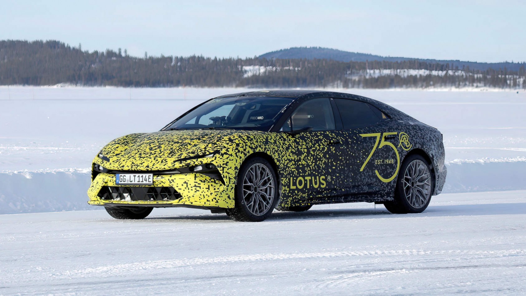 Lotus Emeya spyshot pas przedni